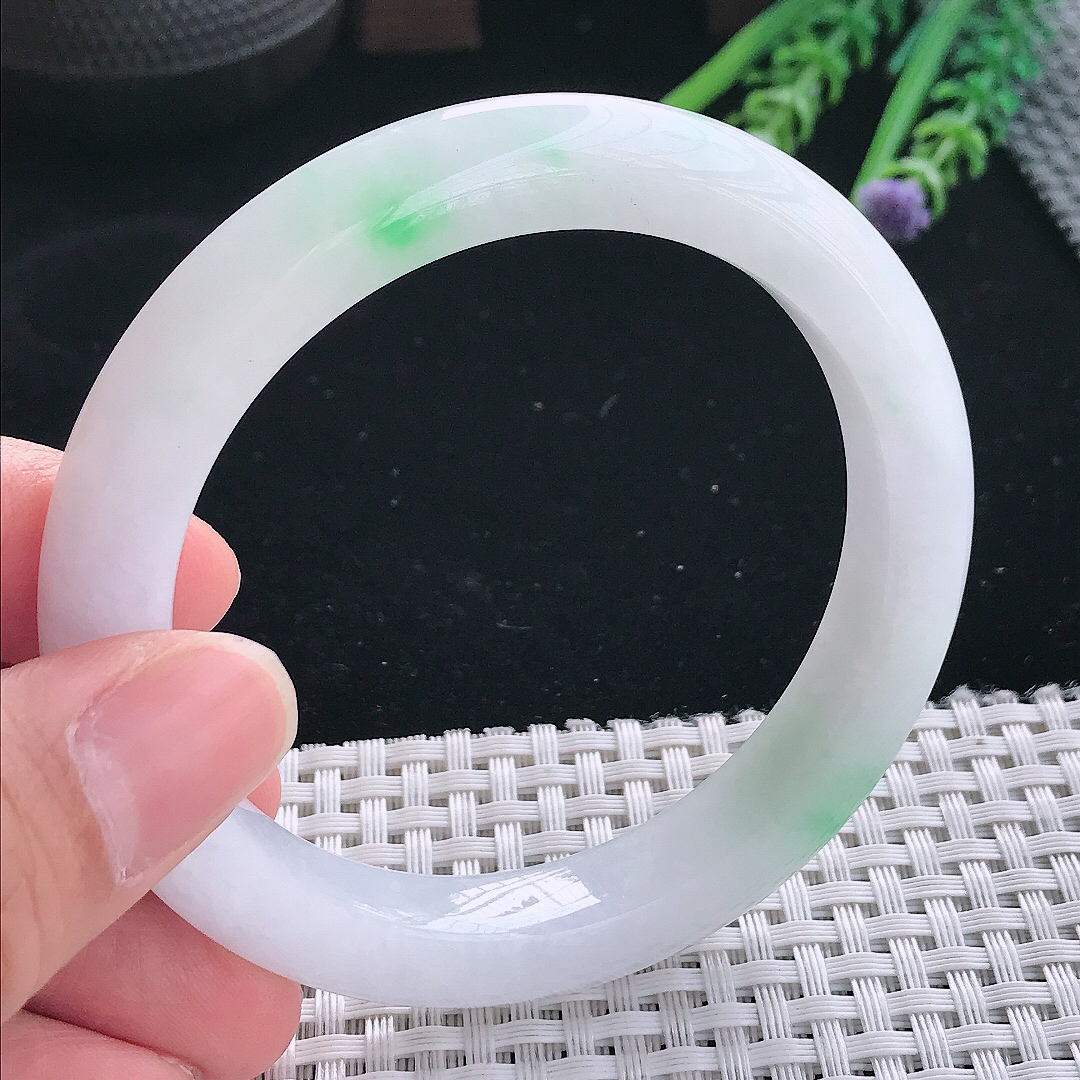 实拍天然翡翠57.5/10.8/9.5老坑秀气温润飘绿手镯翡翠玉镯手环