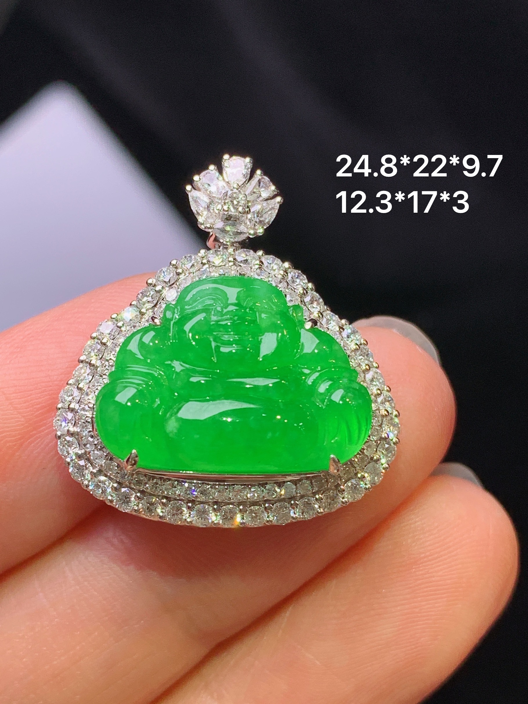 18k金钻镶嵌翠绿佛公吊坠 玉质细腻 色泽艳丽清新 水润亮眼 整体尺寸27.8*22*9.7*m4