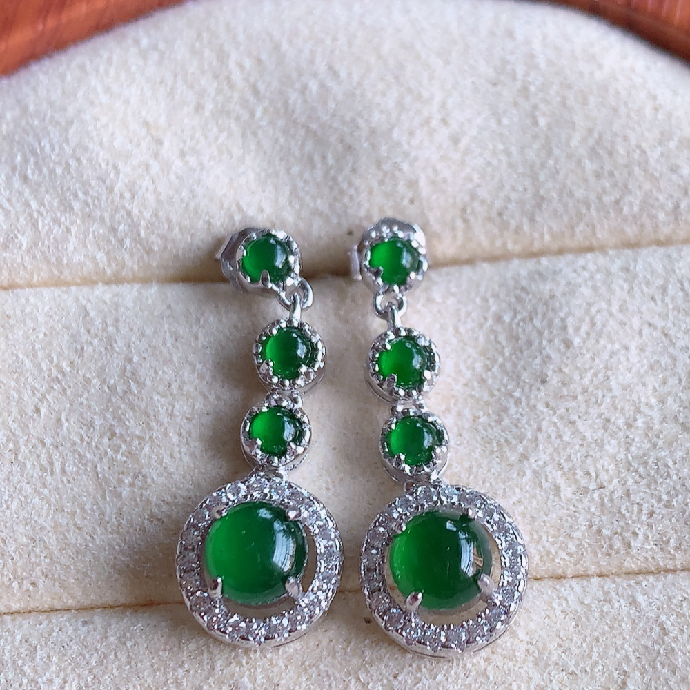 冰润满绿翡翠925银镶嵌耳钉，自然光实拍，翠色灵动，颜色漂亮，种老水足，品相佳，佩戴佳品！W815.