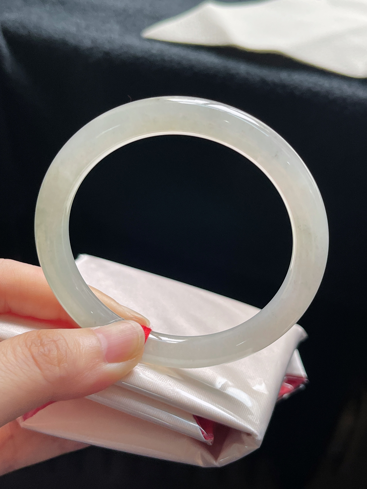 圆镯55.4圈口，翡翠冰糯种淡绿色手镯