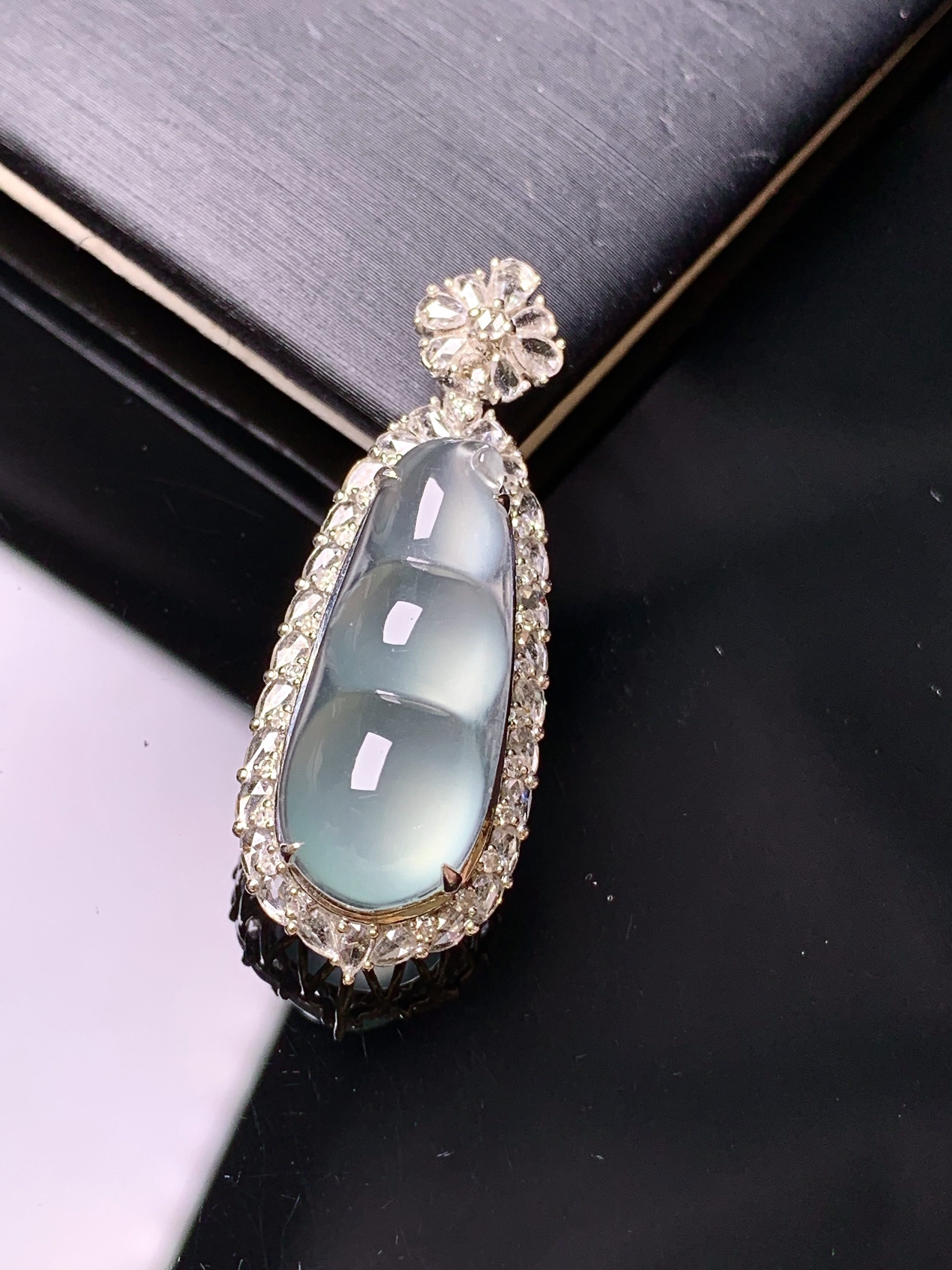 18k金钻镶嵌冰种四季豆吊坠 玉质细腻 色泽艳丽清新 水润亮眼 整体尺寸34.8*13.3*10.5y4