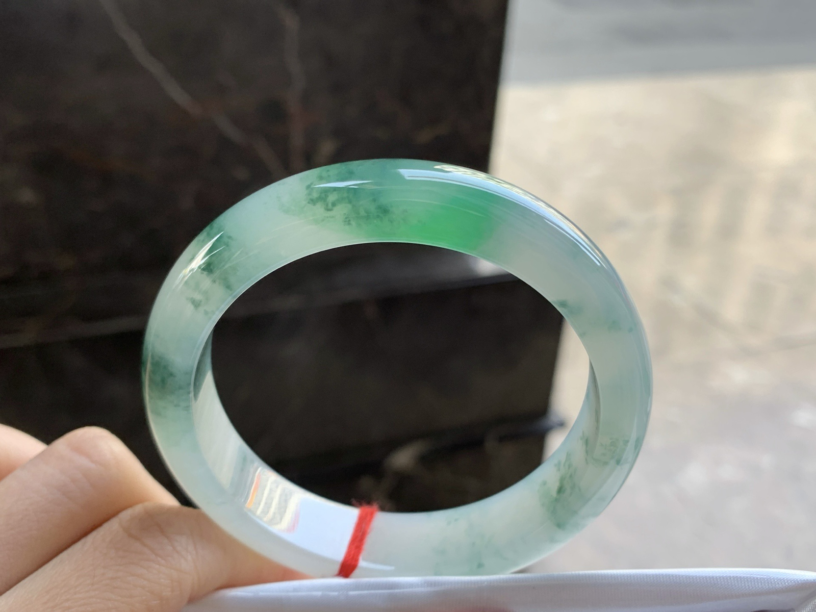 58.5-13.9-8.8

冰绿飘花手镯^_^水润