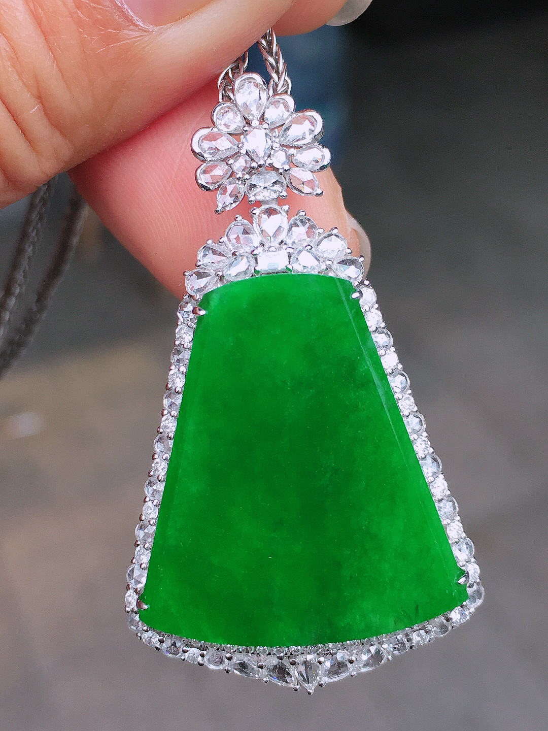 阳绿无事牌吊坠，色泽均匀艳丽，玉质细腻，荧光感超
强，饱满圆润，尽显优雅气质，18k
金豪华镶嵌