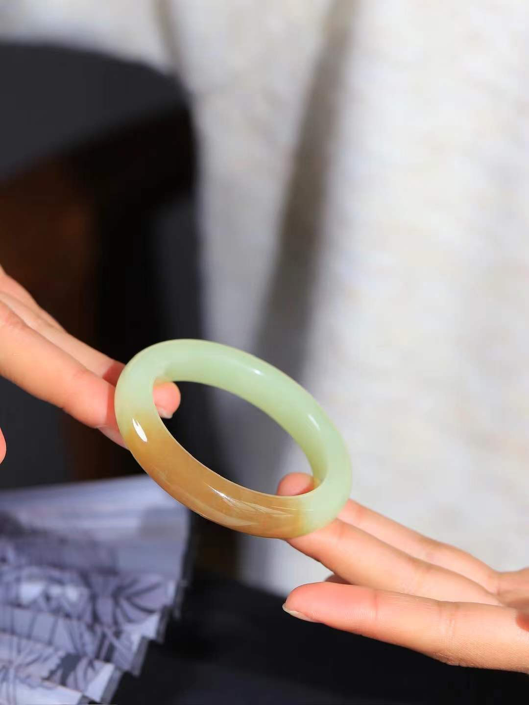 （温柔雅致.手镯）

精品️和田玉黄口带糖手镯。镯型饱满，温润细腻，脂润沁香。️执一卷书，沏