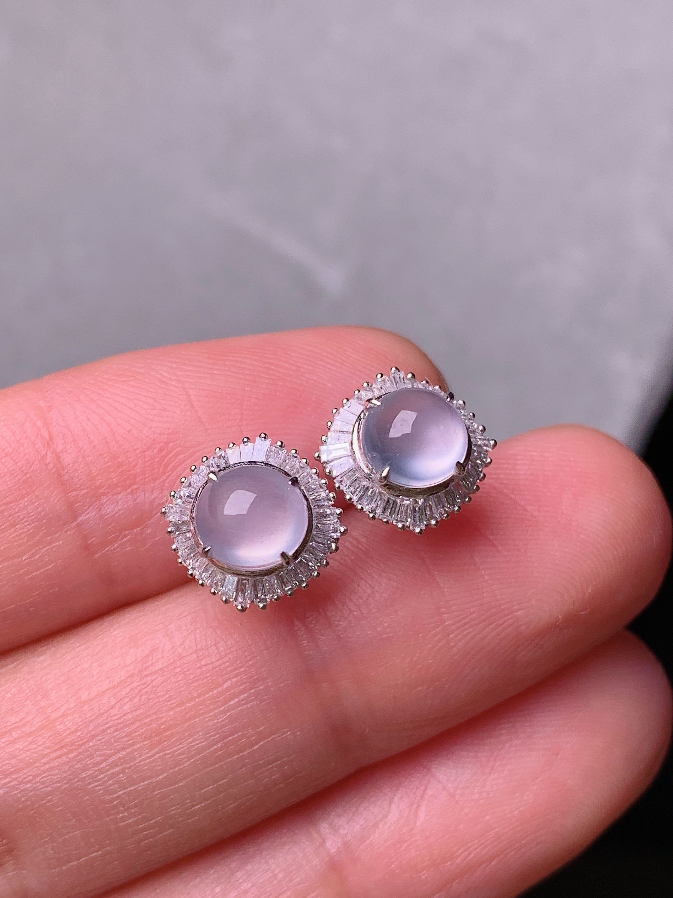 18k金钻镶嵌冰种蛋面耳钉 玉质细腻 色泽艳丽清新 水润亮眼 整体尺寸9.8*9.3*6.8t1