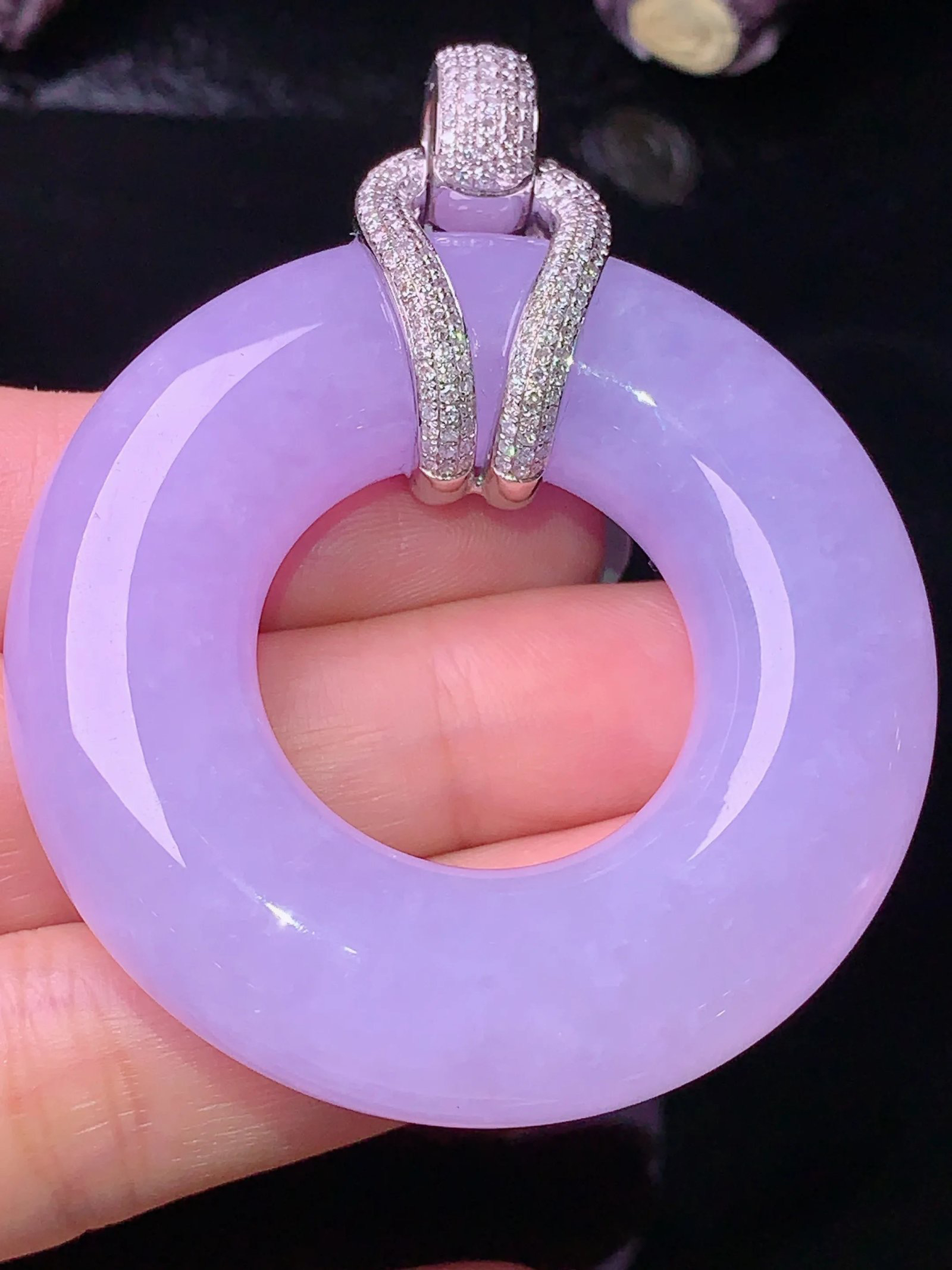 18k金钻镶嵌紫罗兰平安环吊坠 玉质细腻 色泽清新艳丽 整体尺寸61.1*49.5*12.2b1