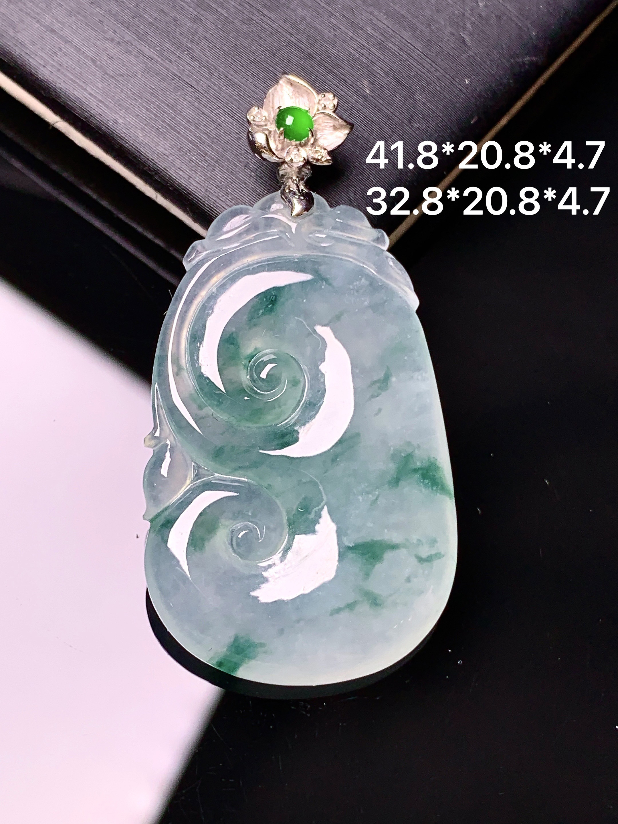 18k金钻镶嵌冰种飘绿如意吊坠 玉质细腻 色泽艳丽清新 水润亮眼 整体尺寸41.8*20.8*4.7*2x