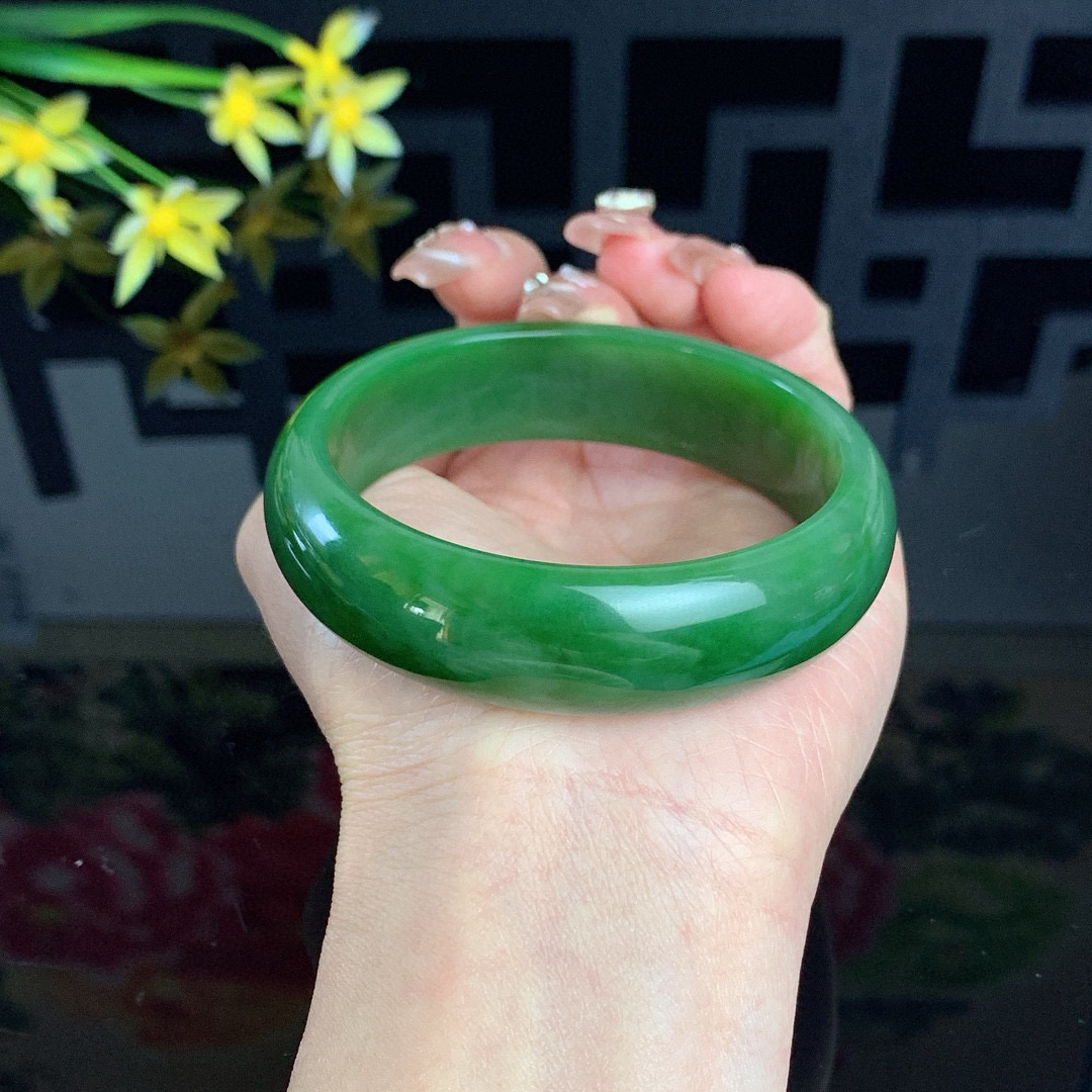 收藏款，和田玉60圈口菠菜绿宽版碧玉手镯！玉质细腻油润 底色纯净 无裂无杂 脂粉好，品质高。