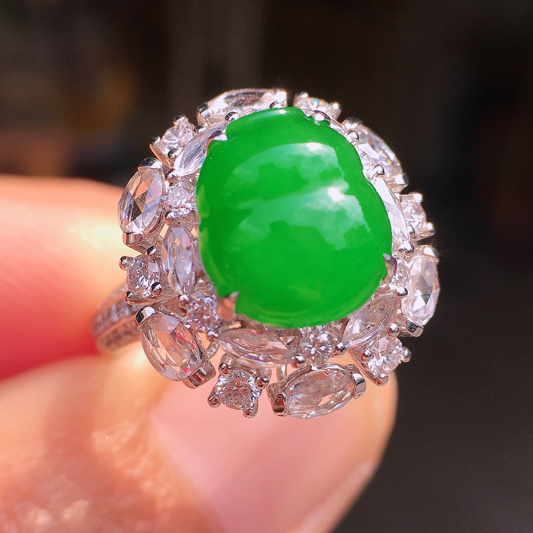 阳绿葫芦戒指，色泽均匀艳丽，玉质细腻，荧光感超
强，饱满圆润，尽显优雅气质，18k
金豪华镶嵌