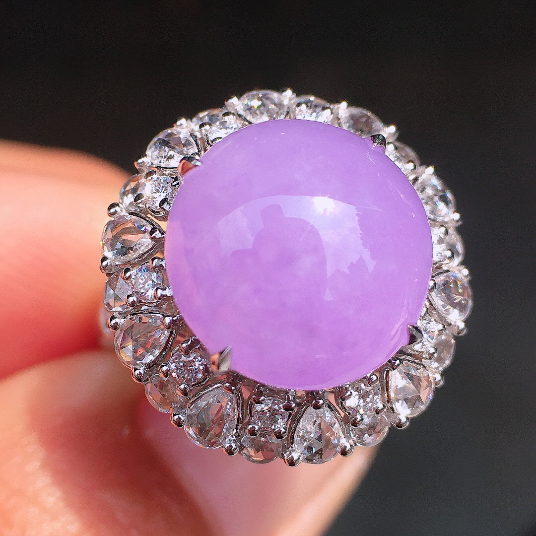 紫罗兰蛋面戒指，色泽均匀艳丽，玉质细腻，荧光感超
强，饱满圆润，尽显优雅气质，18k
金豪华镶嵌