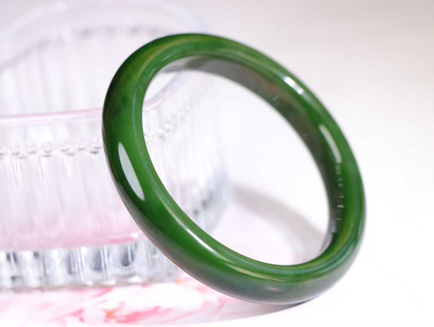 【腕间柔情】

和田玉碧玉菠菜绿手镯，俄料七号矿 红皮老料，玉质温润细腻 油性十足，色泽匀称，️款式精美时尚，佩戴美观惹眼，美自天成，婉约之美，举手投足间透出那份低调奢华。

重45.3克 圈口56.5mm尺寸56.5-11.1-8mm O18823207130