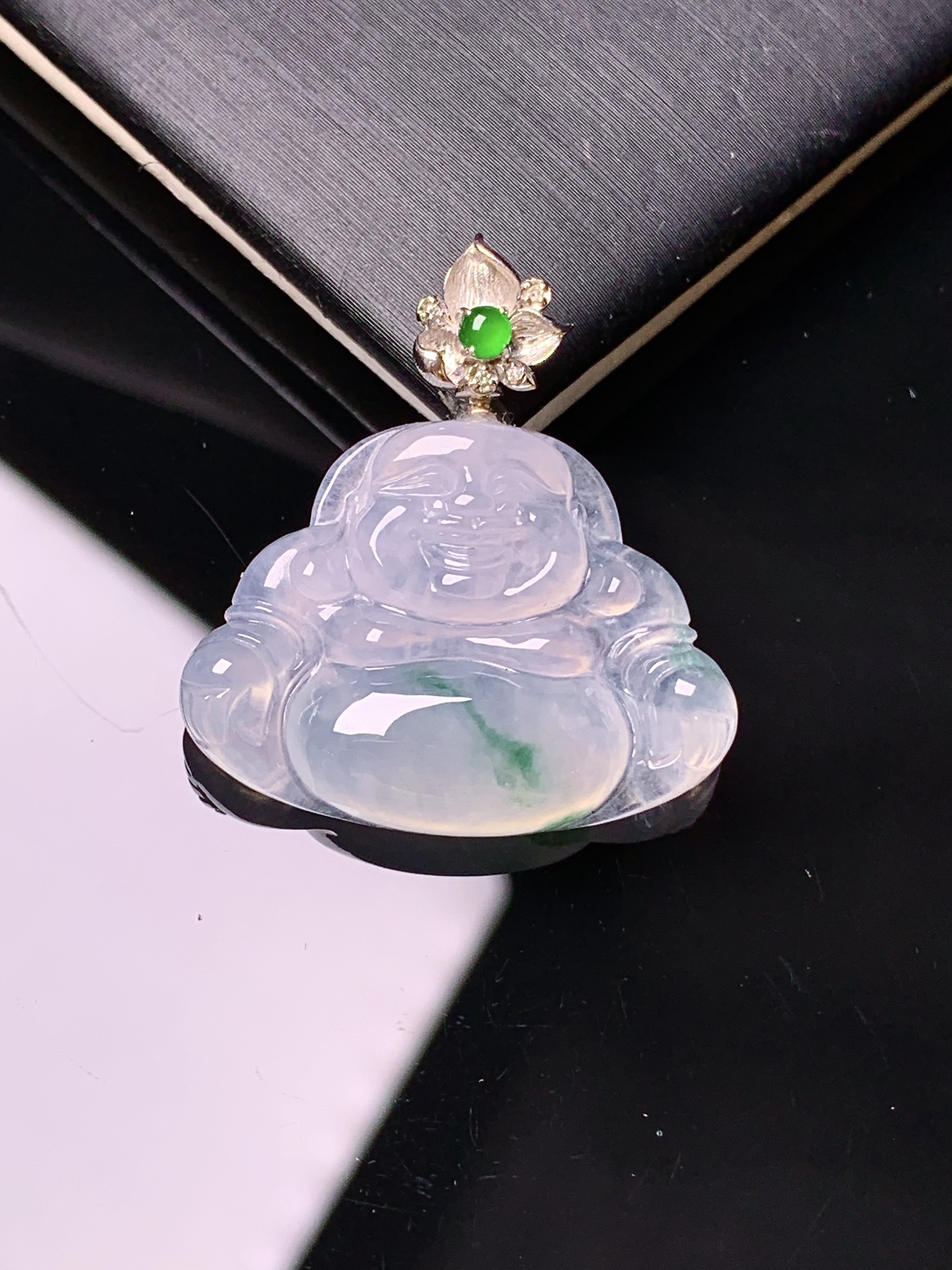 18k金钻镶嵌飘绿佛公吊坠 玉质细腻 色泽艳丽清新 水润亮眼 整体尺寸28.5*26.5*4.8*2x