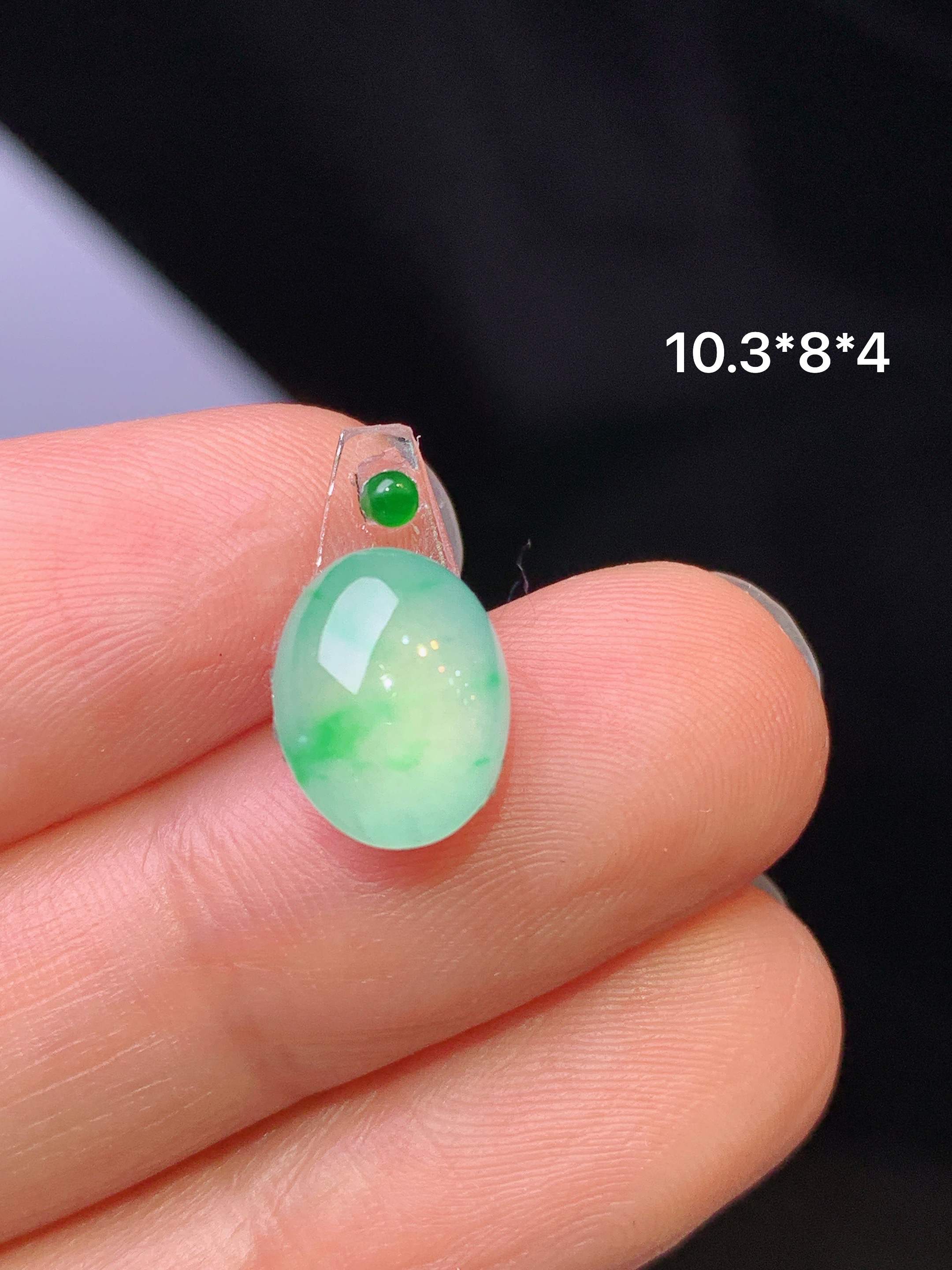 镶嵌款 冰种飘绿蛋面吊坠 玉质细腻 色泽艳丽清新 水润亮眼 整体尺寸10.3*8*4*2x