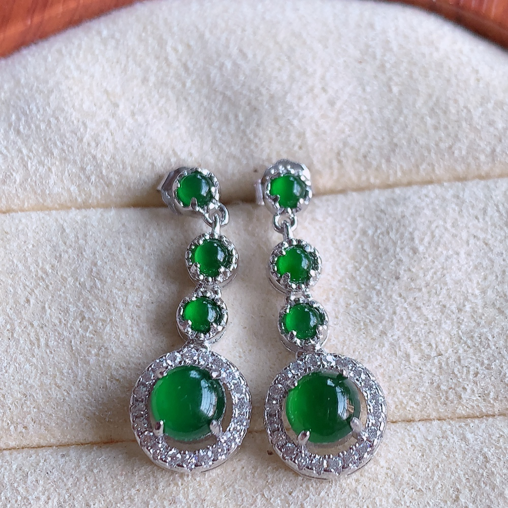 冰润满绿翡翠925银镶嵌耳钉，自然光实拍，翠色灵动，颜色漂亮，种老水足，品相佳，佩戴佳品！W815.15  取一整体尺寸：22-8.5-6.5mm  裸石尺寸：5mm
