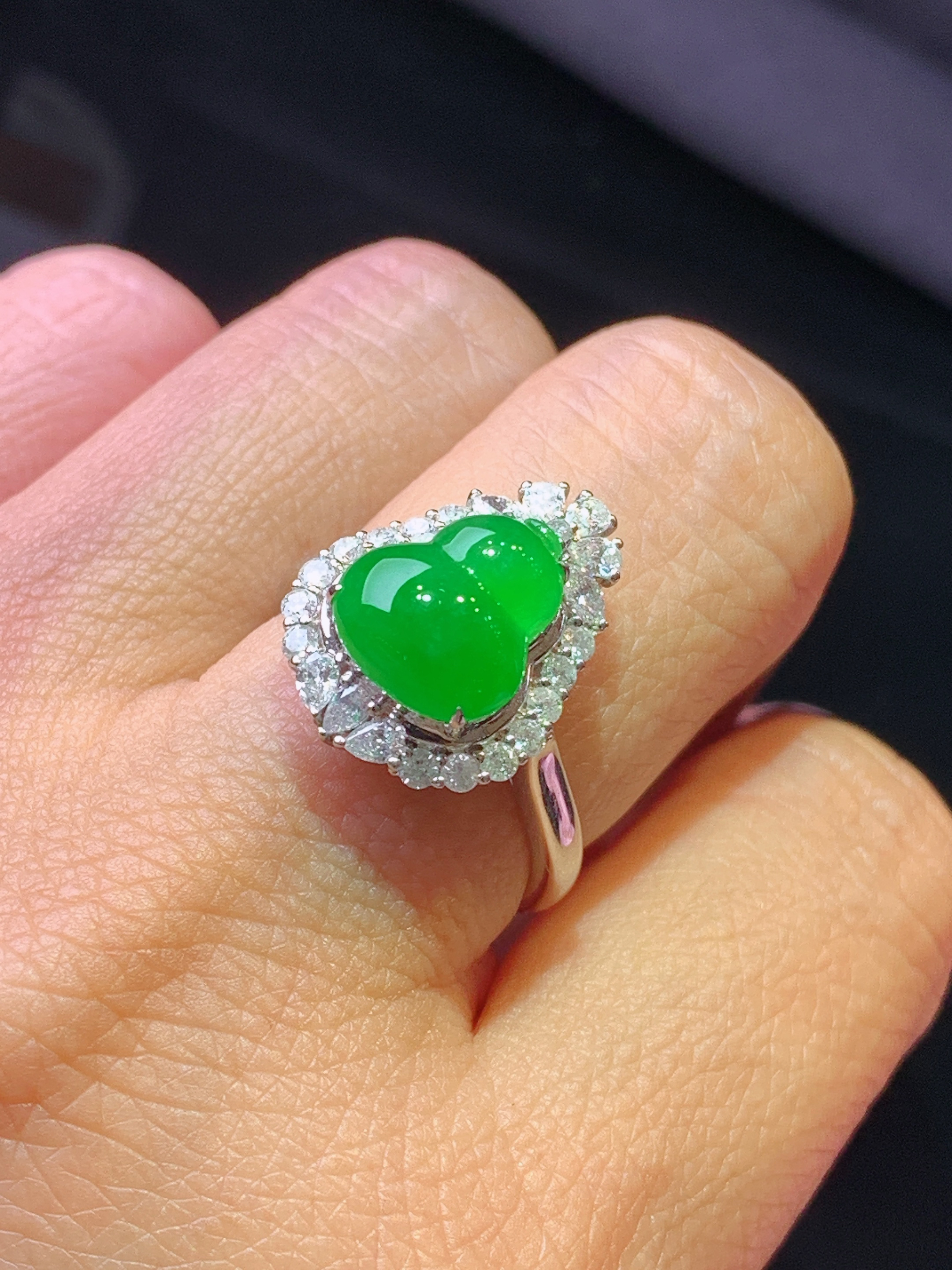 18k金钻镶嵌满绿葫芦戒指 玉质细腻 色泽艳丽清新 水润亮眼 圈口13.5 整体尺寸17*13.3*9h1