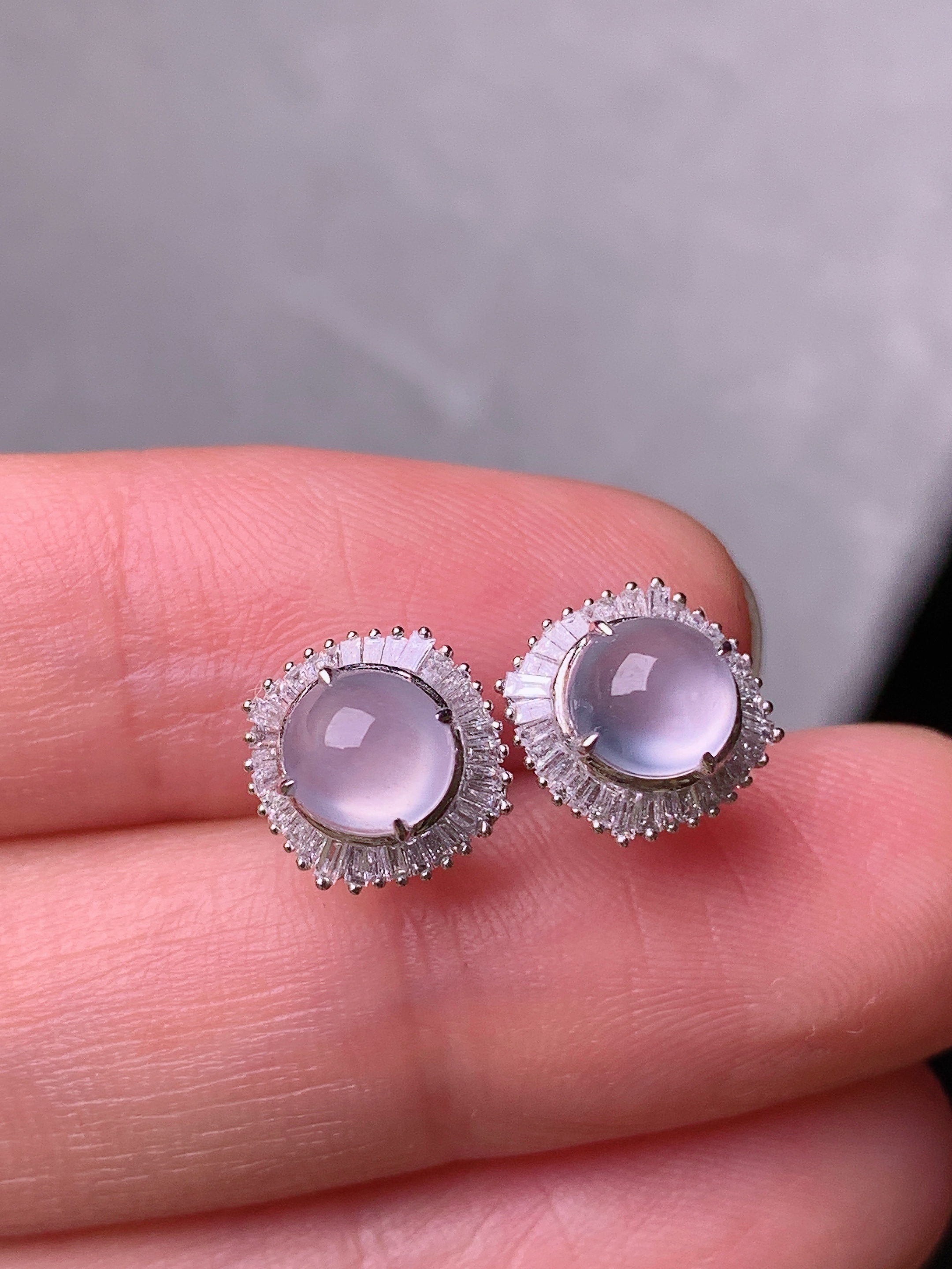 18k金钻镶嵌冰种蛋面耳钉 玉质细腻 色泽艳丽清新 水润亮眼 整体尺寸9.8*9.3*6.8t1