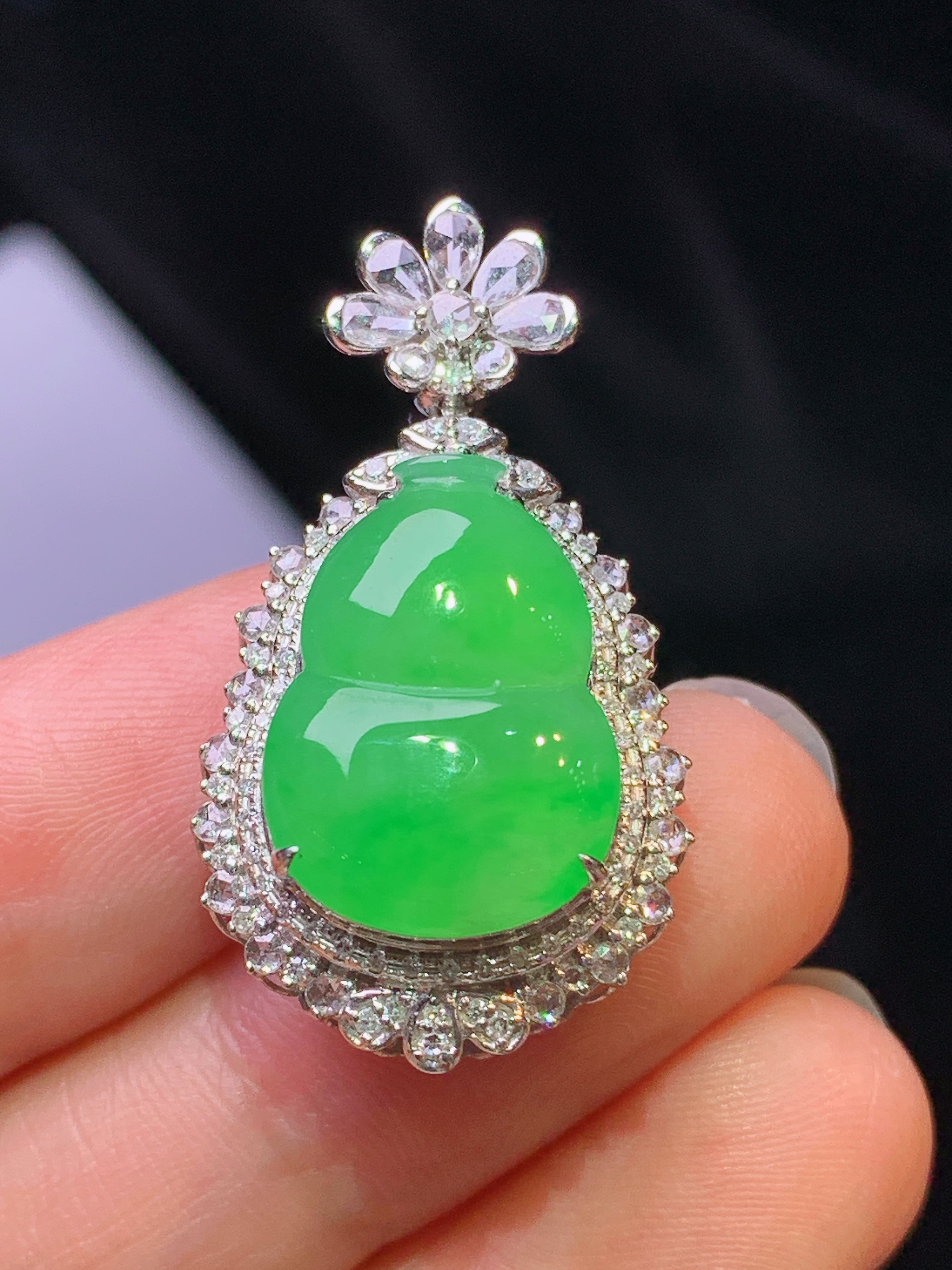 18k金钻镶嵌翠绿葫芦吊坠 玉质细腻 色泽艳丽清新 水润亮眼 整体尺寸32.2*17.8*12.2y4