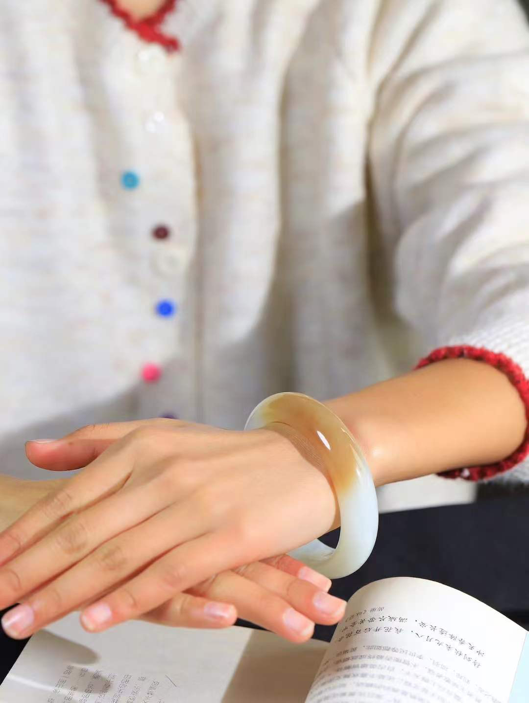 【暖玉生香·手镯】

精品和田玉糖白玉手镯，质地油润细腻，色泽高贵典雅，镯型古朴典雅。在诗情画意的