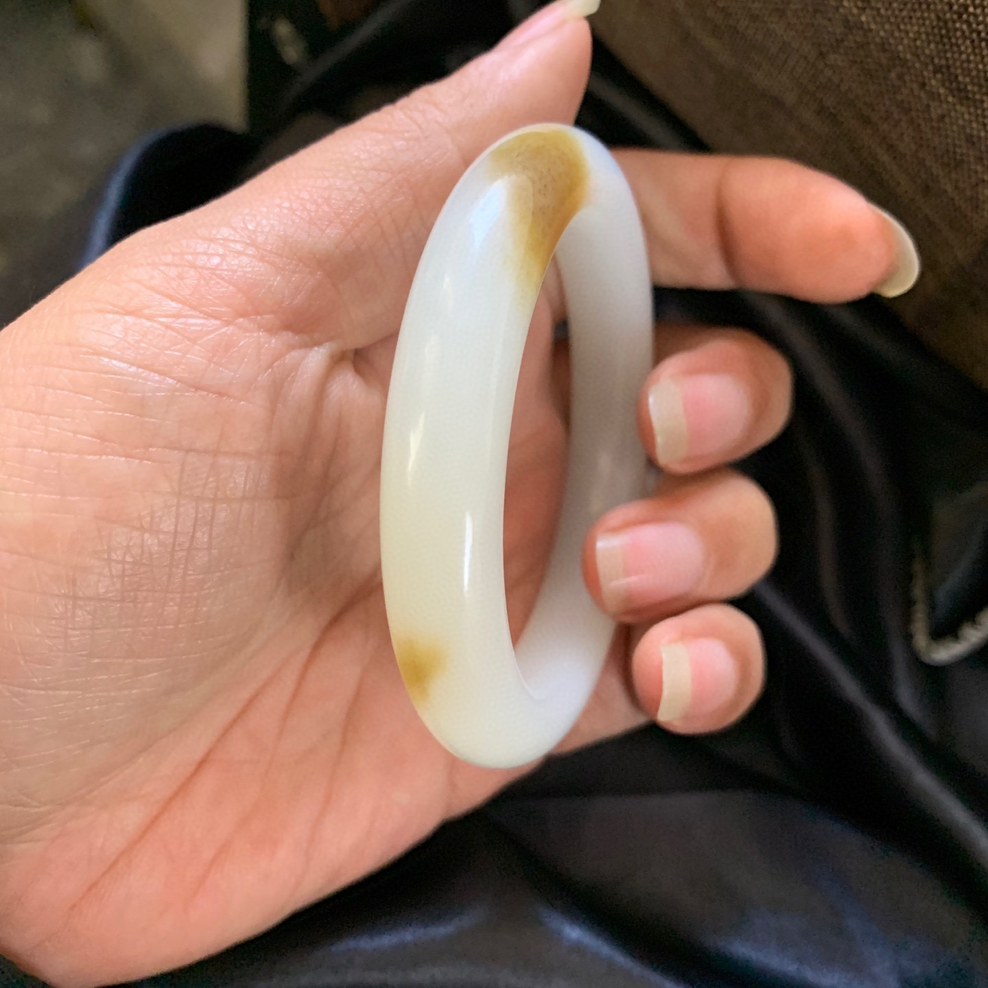 和田玉55圈口且末糖料手镯，镯型古朴典雅。在诗情画意的雨巷相遇，你是我腕间的一抹风情，有你眸有深情.清风荡漾湖间静水，我愿俯身低眉，在烟波涟漪处寻你