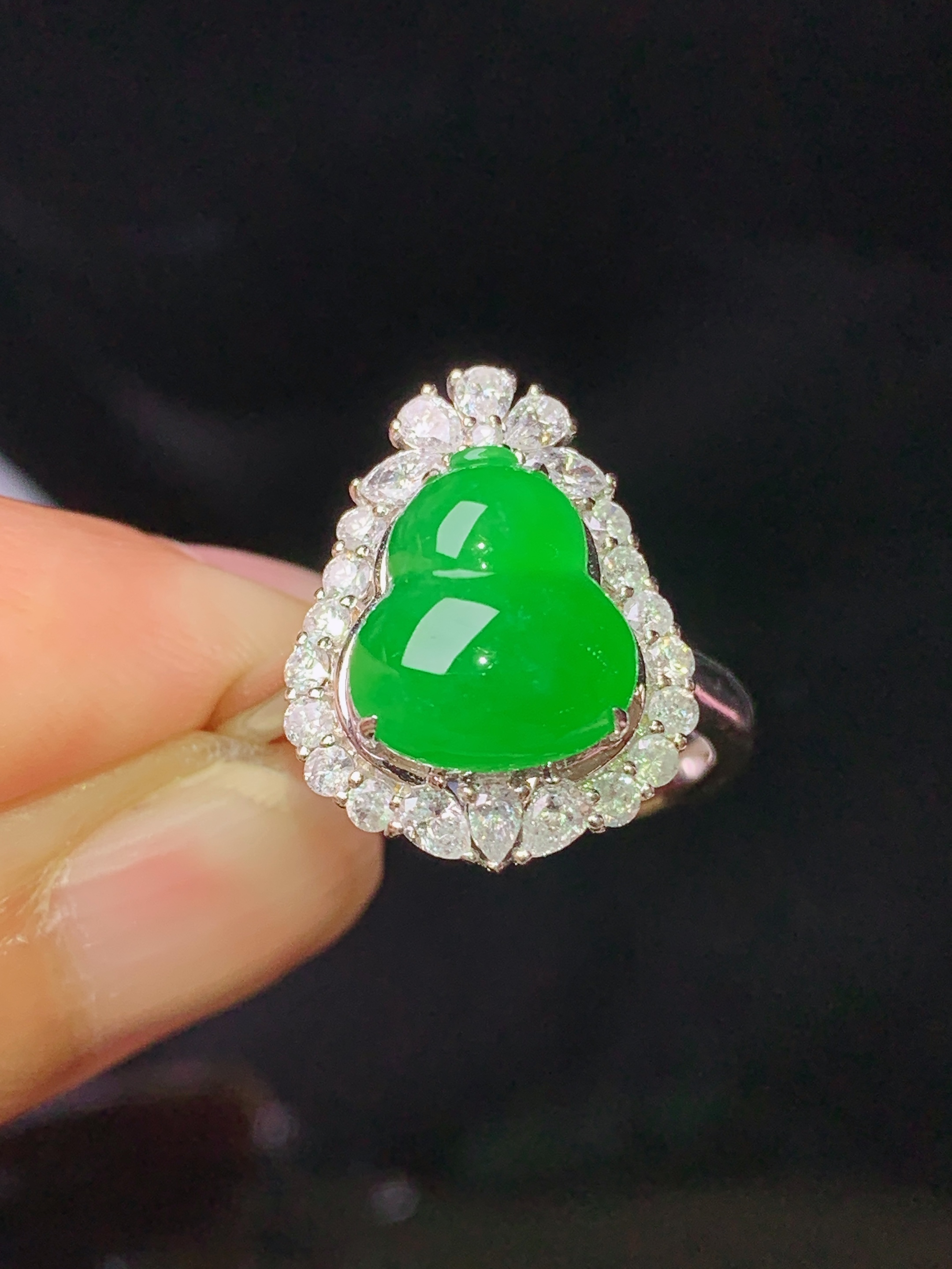 18k金钻镶嵌满绿葫芦戒指 玉质细腻 色泽艳丽清新 水润亮眼 圈口13.5 整体尺寸17*13.3*