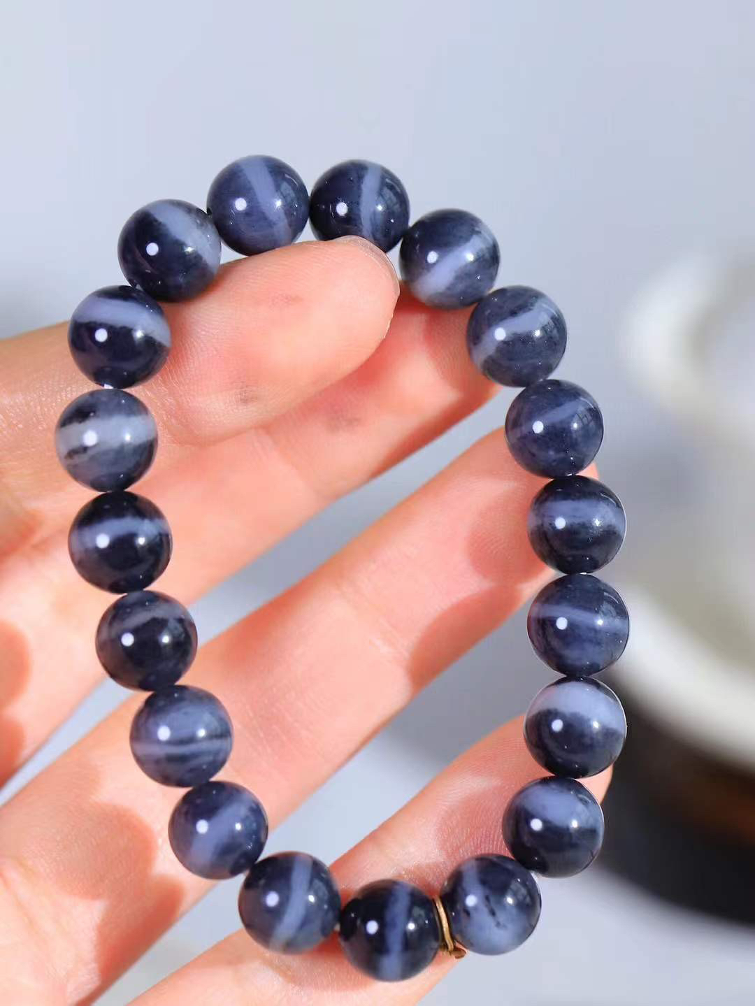 【籽.珠圆玉润.手串】

新疆和田青花籽料珠圆玉润手串 玉质温润细腻  整串打磨圆润，佩戴舒适。珠珠落玉盘，间关莺语花底滑，一生美好时光，无论身在何处，都有它相伴相守。事事顺遂，幸福美满，吉祥如意。重29.7克   尺寸取一10mm   FDL-78371733