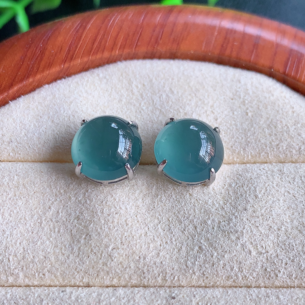 冰晴水翡翠925银镶嵌耳钉，自然光实拍，翠色灵动，颜色漂亮，种老水足，品相佳，佩戴佳品！W815.15  取一整体尺寸：10-6mm  裸石尺寸：10mm