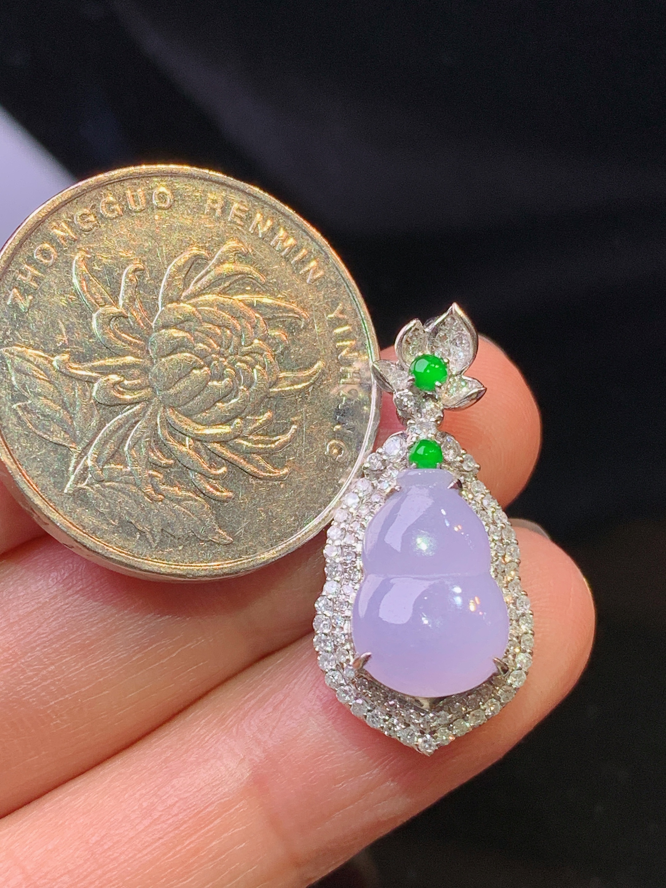 18k金钻镶嵌紫罗兰葫芦吊坠 玉质细腻 色泽艳丽清新 水润亮眼 整体尺寸26.2*12.6*9.2t1