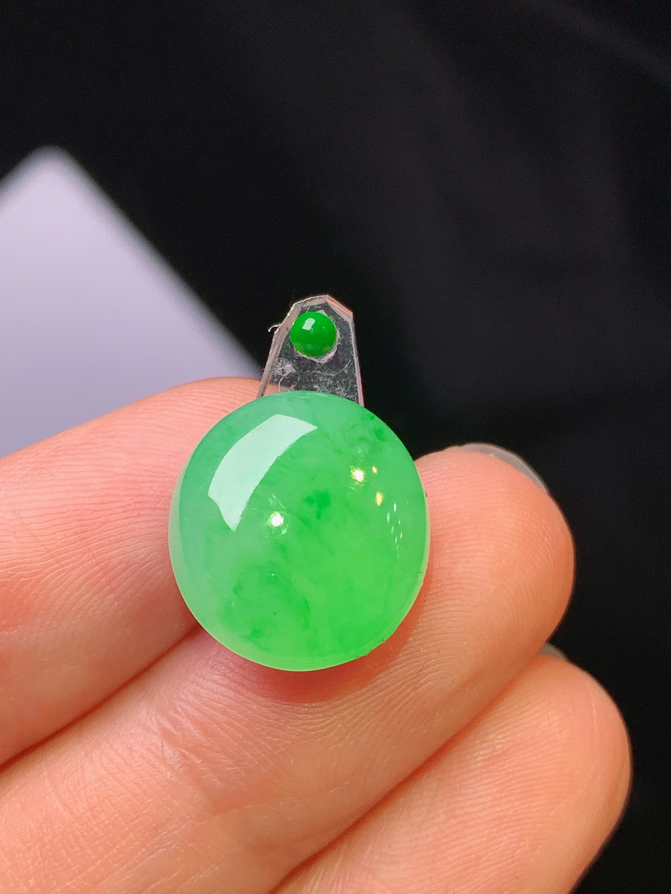 镶嵌款 翠绿蛋面吊坠 玉质细腻 色泽艳丽清新 水润亮眼 整体尺寸14.5*13.2*5.6*2x