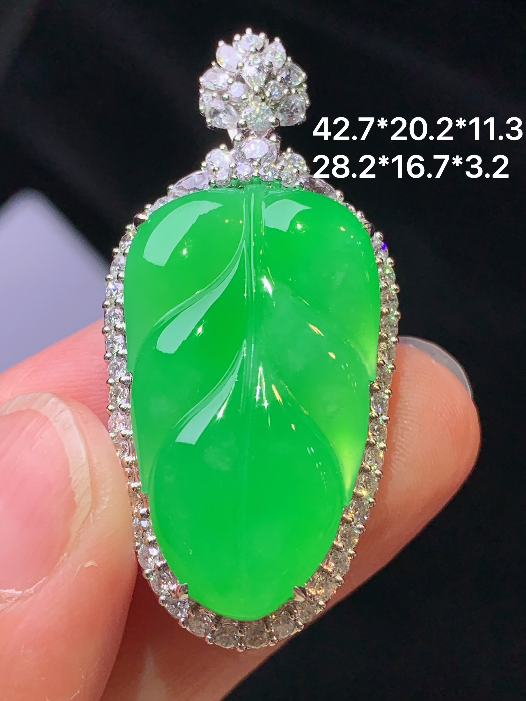 18k金钻镶嵌翠绿树叶吊坠 玉质细腻 色泽艳丽清新 水润亮眼 整体尺寸42.7*20.2*11.3m4