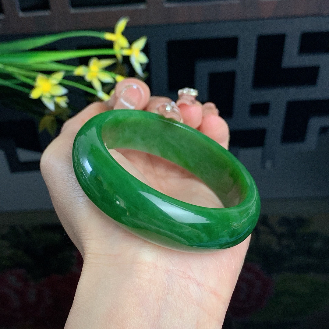 和田玉57.2圈口阳绿色宽版碧玉手镯！玉质细腻油润 底色纯净 无裂无杂 脂粉好，品质高。