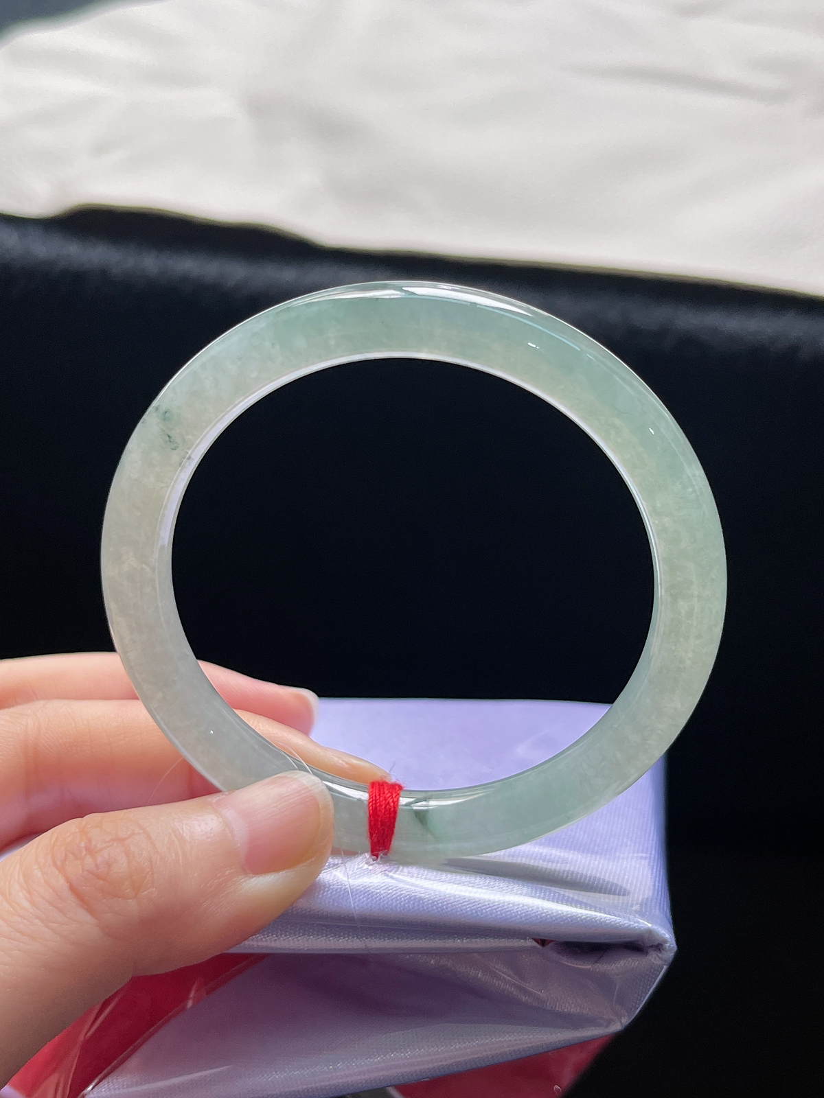 圆镯52.3圈口，翡翠冰糯种淡绿色手镯