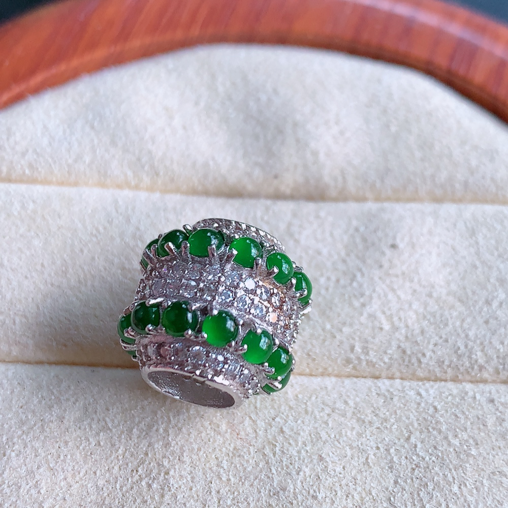 冰润满绿路路通翡翠吊坠  款式新颖时尚，日常百搭的款。满满的份量感，清秀高雅，上身效果优雅迷人！性价比超值  W815.15  整体尺寸：15-13.8mm   裸石尺寸：2.5mm