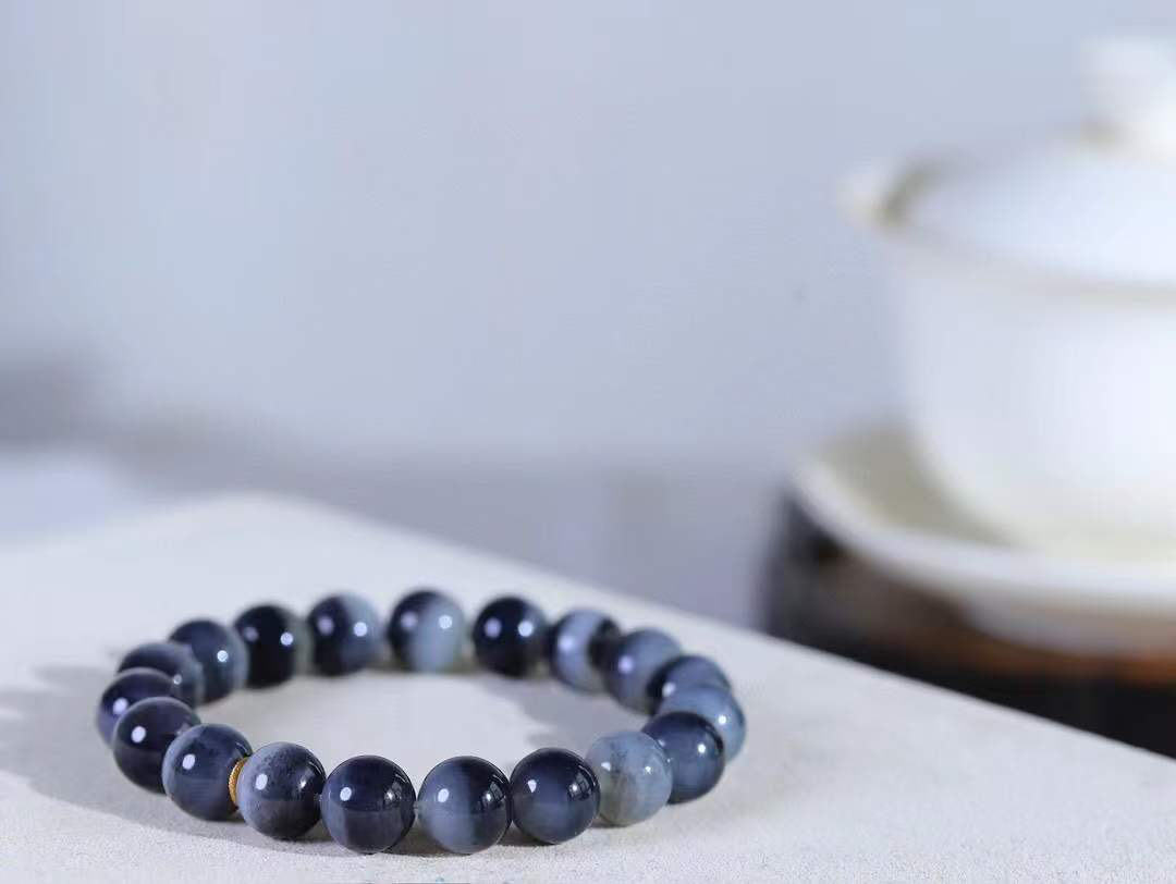 【籽.珠圆玉润.手串】

新疆和田青花籽料珠圆玉润手串 玉质温润细腻  整串打磨圆润，佩戴舒适。珠珠