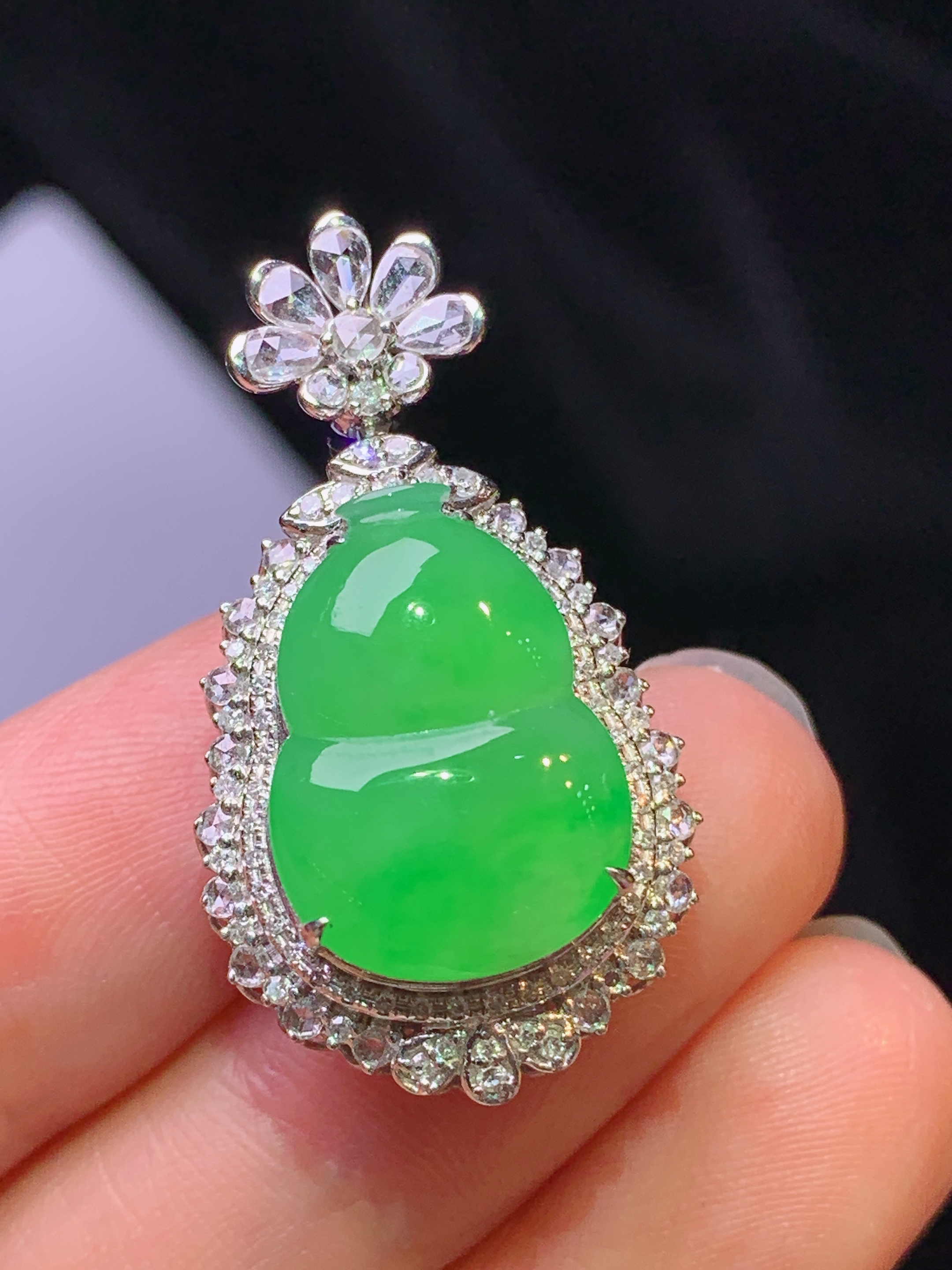 18k金钻镶嵌翠绿葫芦吊坠 玉质细腻 色泽艳丽清新 水润亮眼 整体尺寸32.2*17.8*12.2y