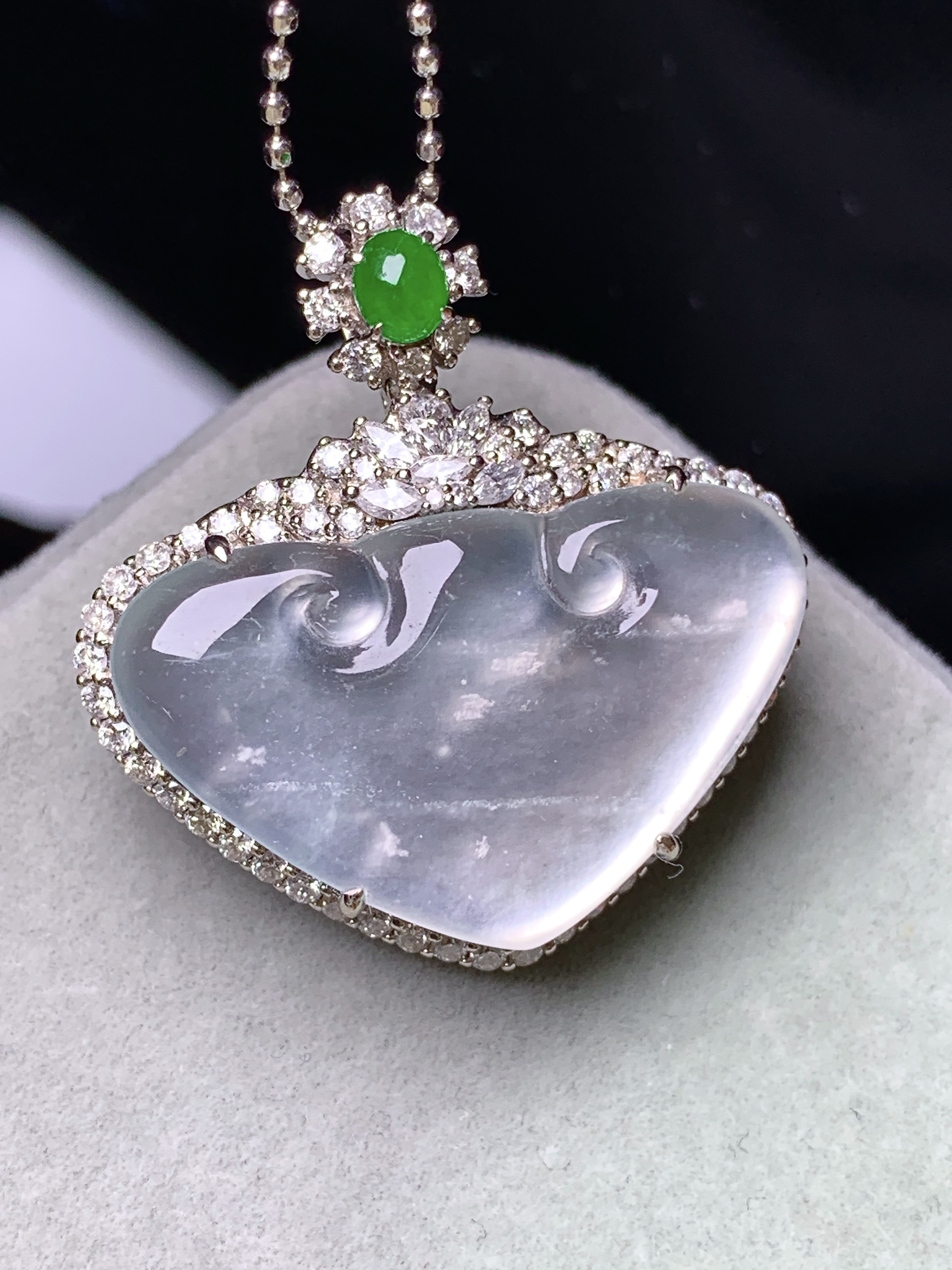 18k金钻镶嵌冰种如意头吊坠 玉质细腻 色泽艳丽清新 水润亮眼 整体尺寸29*27.7*8.2m4