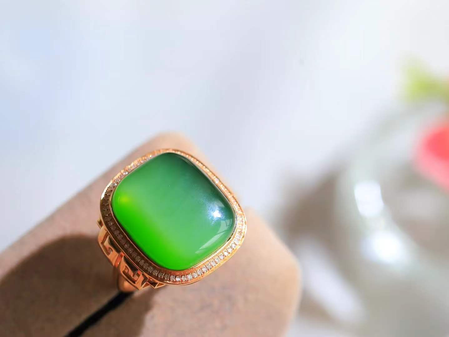 【金镶玉.戒指】

精品和田玉碧玉猫眼18k金戒指 玉质细腻温润 油性十足 ，不论时光如何流转变化，这枚戒指始终闪耀着最初的光芒。精工镶嵌18K金 （保真金 可检测贵金属18K金） 重5.6克 内径16.8mm尺寸16.2-14.1mm 55361733T