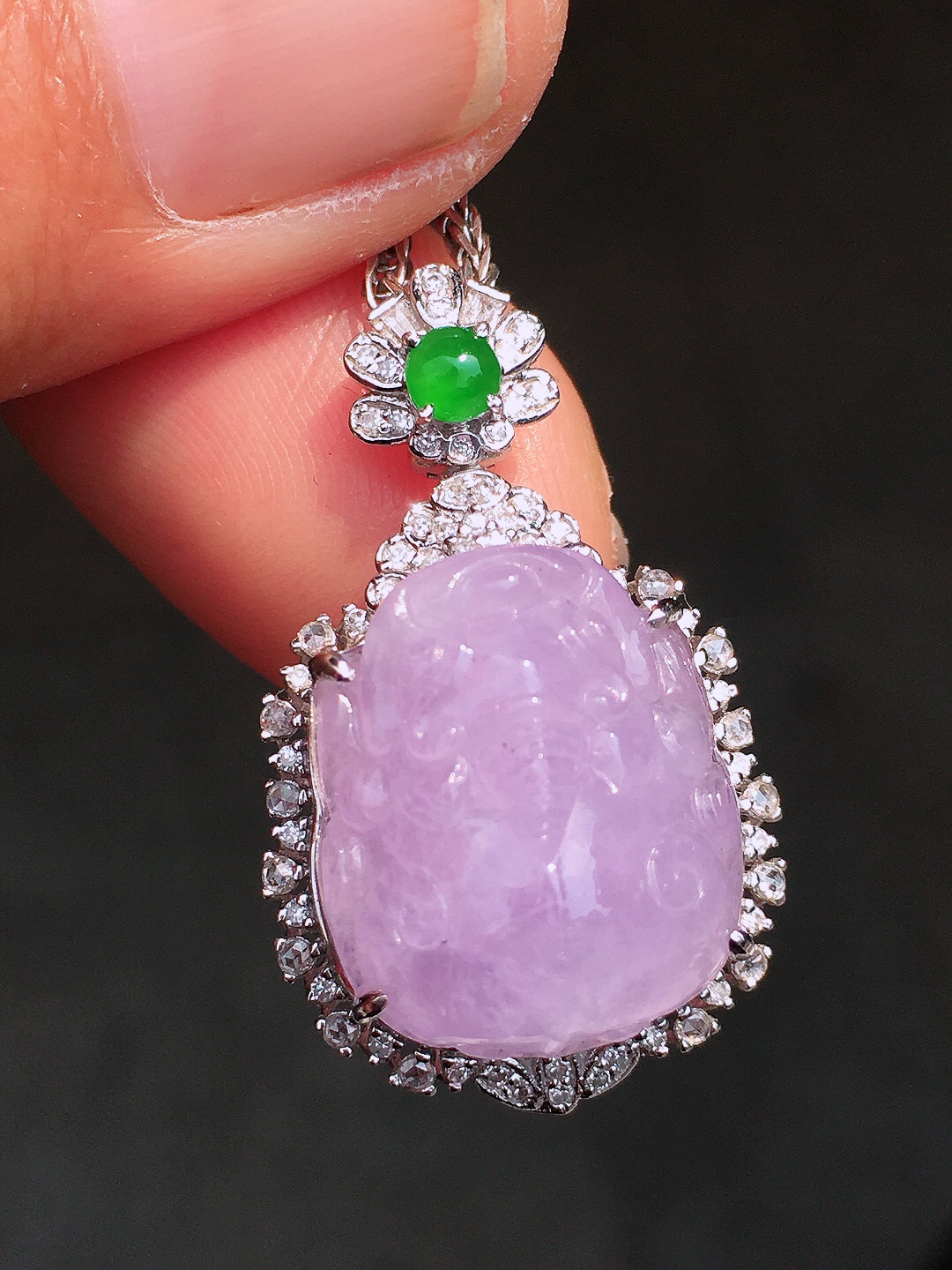 紫罗兰貔貅吊坠，色泽均匀艳丽，玉质细腻，荧光感超
强，饱满圆润，尽显优雅气质，18k
金豪华镶嵌