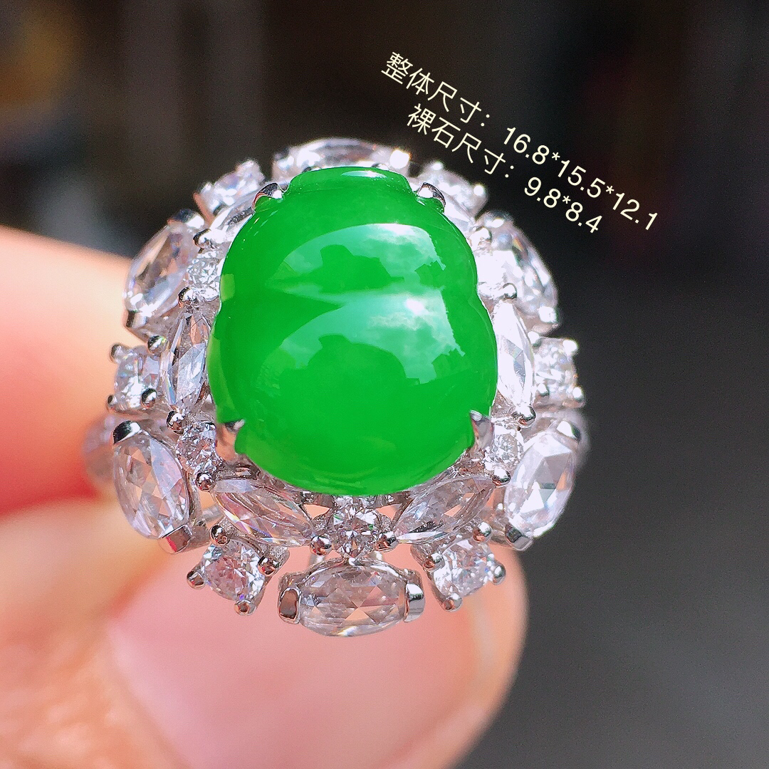 阳绿葫芦戒指，色泽均匀艳丽，玉质细腻，荧光感超
强，饱满圆润，尽显优雅气质，18k
金豪华镶嵌