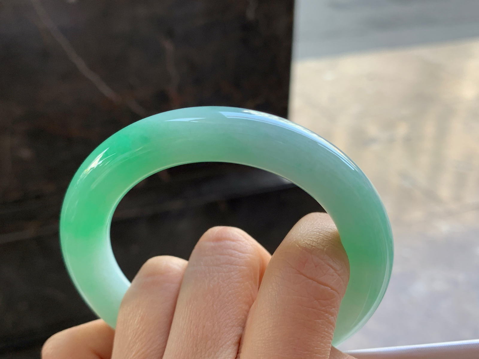 56-11.2

阳绿色圆条手镯^_^色阳