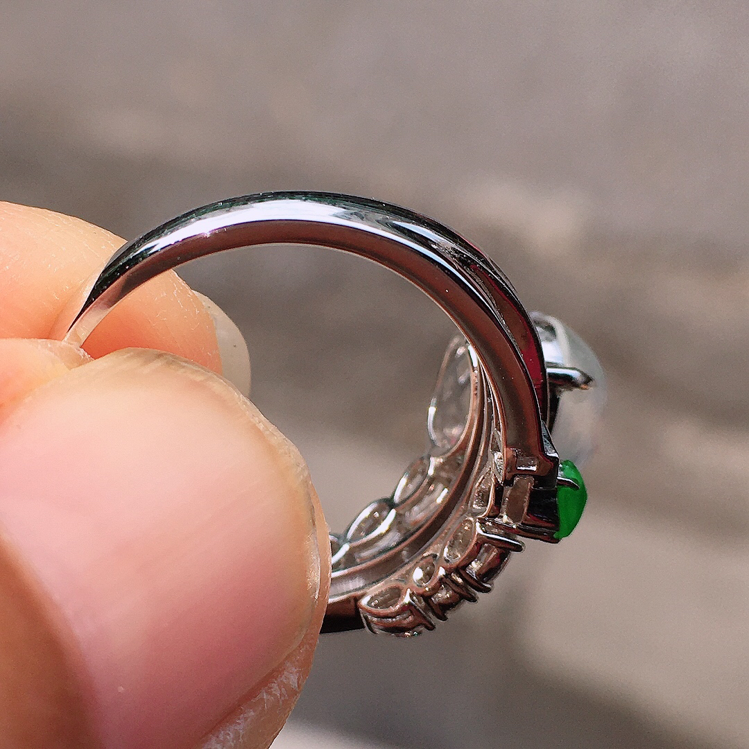 玻璃种蛋面戒指，玉质细腻，荧光感超
强，饱满圆润，尽显优雅气质，18k
金豪华镶嵌