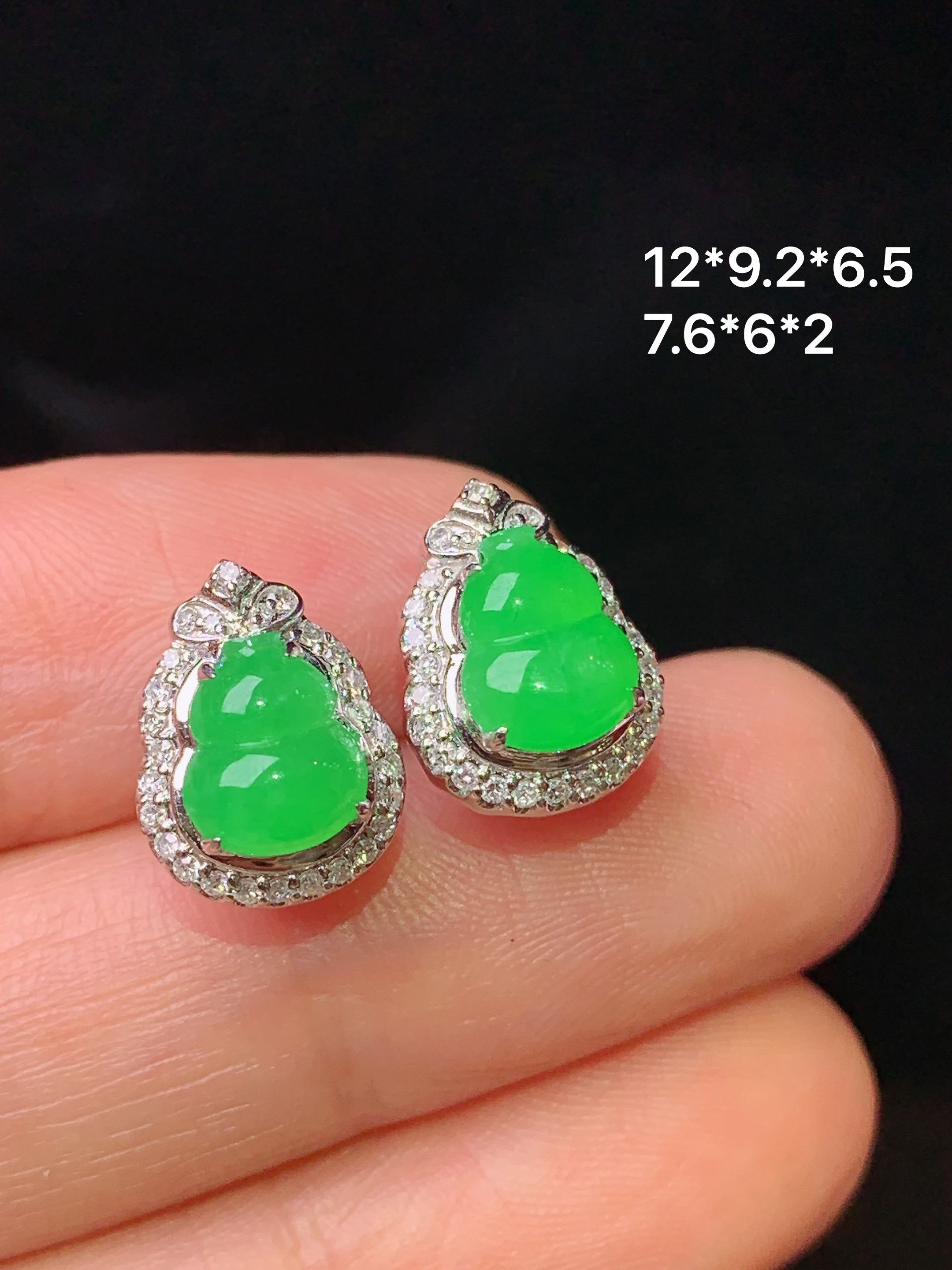 18k金钻镶嵌翠绿葫芦耳钉 玉质细腻 色泽艳丽清新 水润亮眼 整体尺寸12*9.2*6.5h1