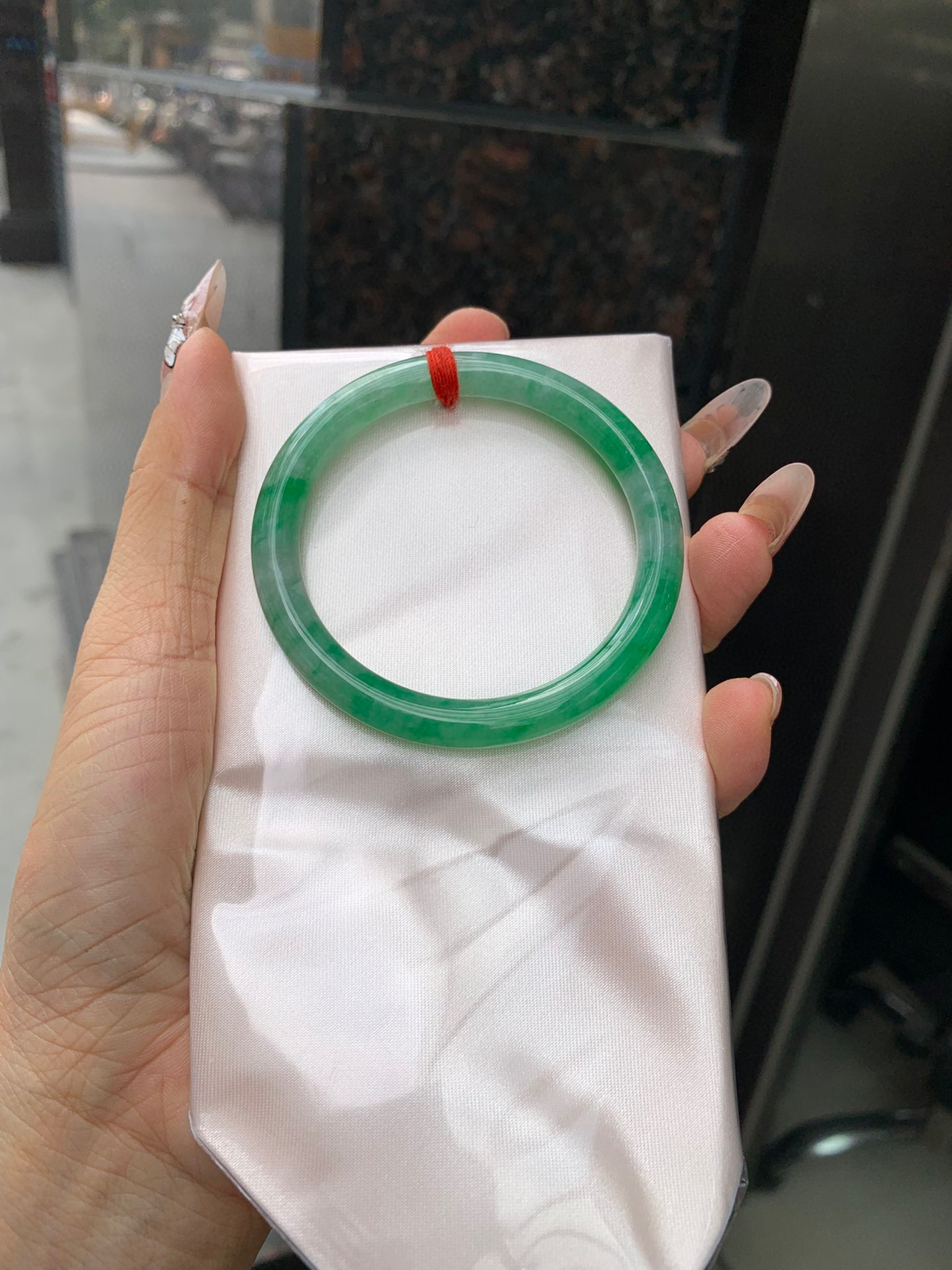 阳绿花美人条（只买断不支持鉴赏）
完美，底妆细腻，满圈阳绿飘花，鲜艳青翠，色泽均匀分布，举手投足之间散发出来的贵气感