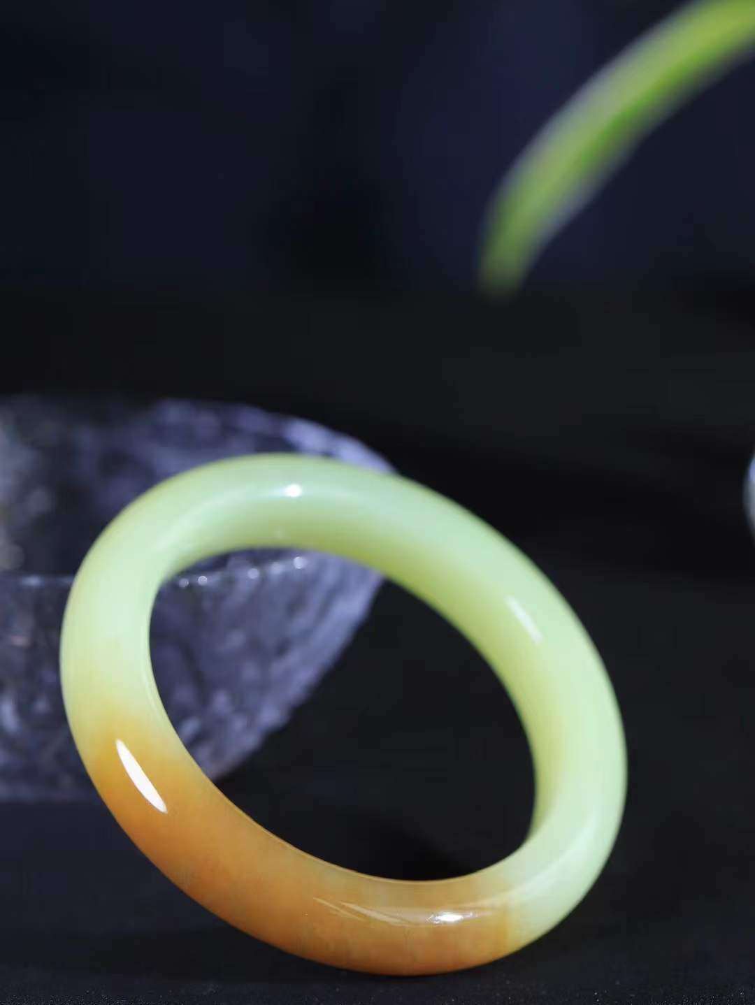 （温柔雅致.手镯）

精品️和田玉黄口带糖手镯。镯型饱满，温润细腻，脂润沁香。️执一卷书，沏一盏茶，着一袭裙，戴一只镯。淡淡浅笺，素心若兰，静赏玉中诗画。悠悠岁月，芊手轻摘，盛满诗样芳华。重53.5克   尺寸53-12-9.3mm    FDL-66361633