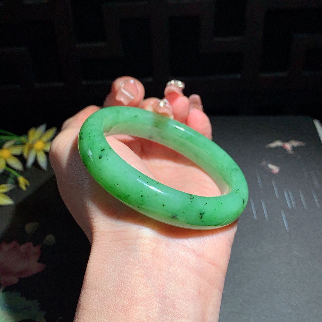 和田玉55.5圈口苹果绿碧玉手镯！玉质细腻油润 底色纯净 无裂无棉 脂粉好，品质高。