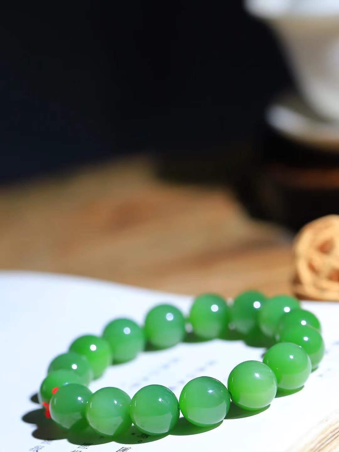 【珠圆玉润.手串】

精品️和田玉碧玉猫眼珠圆玉润手串 玉质温润细腻  整串打磨圆润，佩戴舒适。珠珠落玉盘，间关莺语花底滑，一生美好时光，无论身在何处，都有它相伴相守。事事顺遂，幸福美满，吉祥如意。重43克 尺寸取一11.8mm FDT-16351713