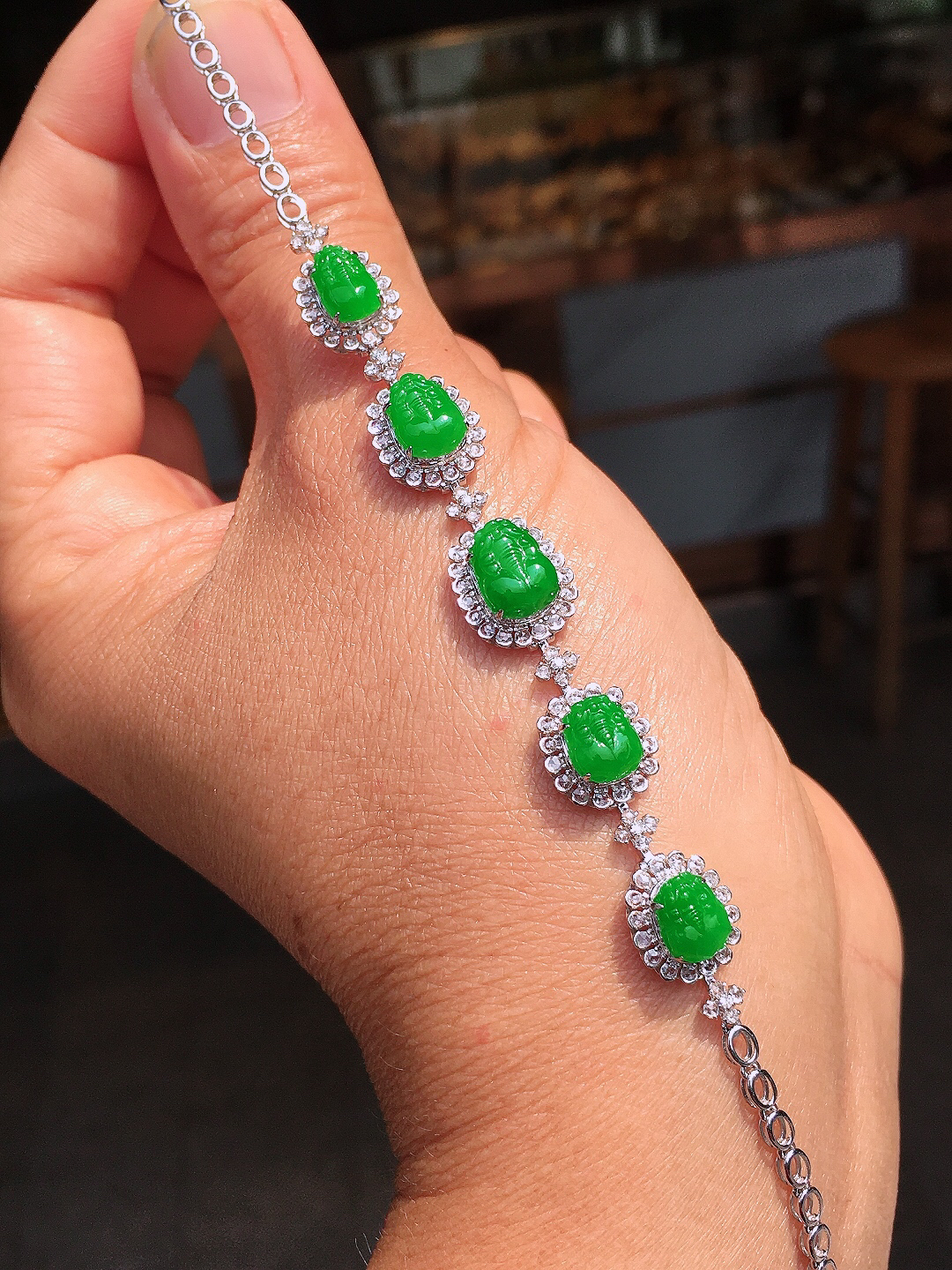 阳绿貔貅手链，色泽均匀艳丽，玉质细腻，荧光感超
强，饱满圆润，尽显优雅气质，18k
金豪华镶嵌