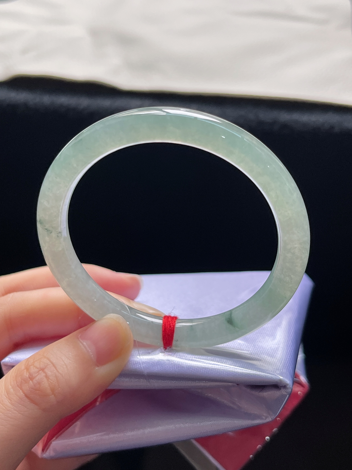 圆镯52.3圈口，翡翠冰糯种淡绿色手镯