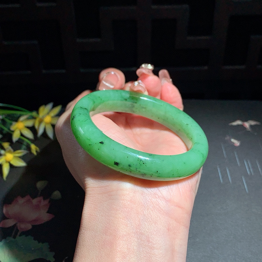 和田玉55.5圈口苹果绿碧玉手镯！玉质细腻油润 底色纯净 无裂无棉 脂粉好，品质高。