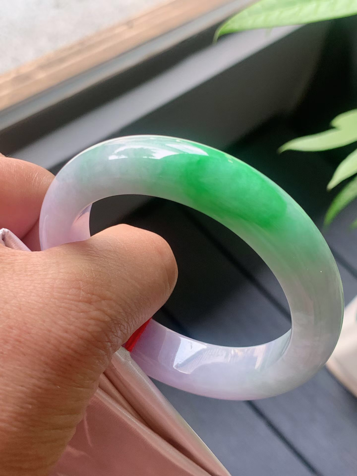 【翡翠名称】老种春彩飘阳绿52.3正圈口手镯
【翡翠尺寸】52.3/12.6/8.9mm适合51.3-53.5正圈口佩戴
【翡翠描述】宝贝种老水足，玉质细腻，色泽靓丽，性价比高，佩戴效果好！
【其它赠送】权威证书/精美挂绳盒子/支持全国复检