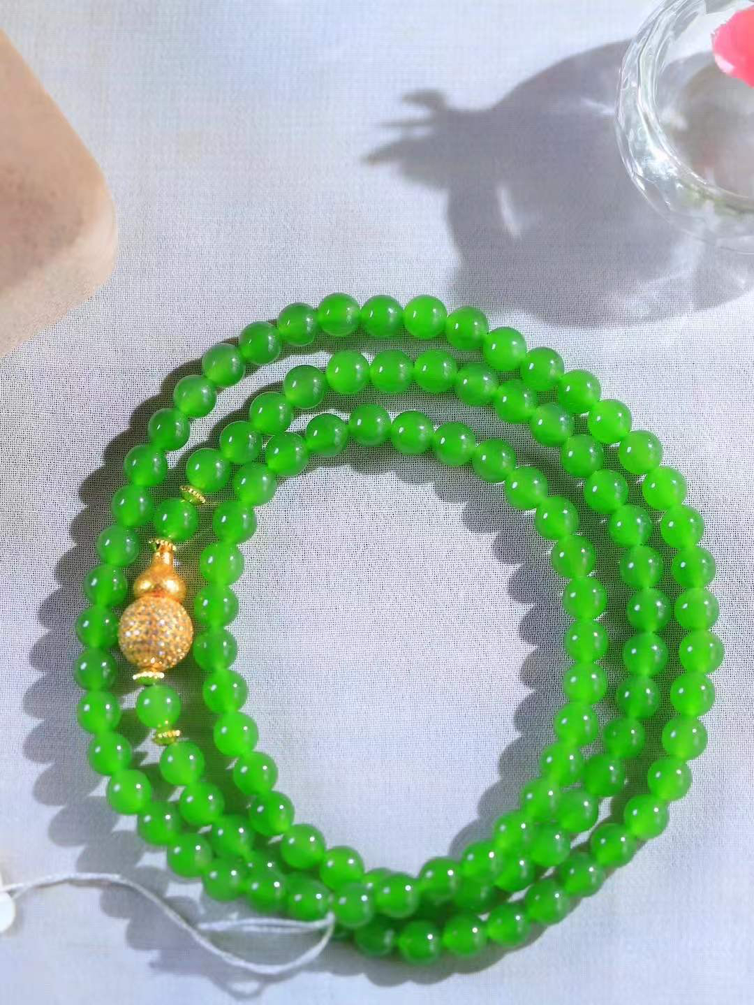 【珠圆玉润.项链】

精品️和田玉碧玉珠圆玉润项链 玉质温润细腻  整串打磨圆润，佩戴舒适。珠珠落玉盘，间关莺语花底滑，一生美好时光，无论身在何处，都有它相伴相守。事事顺遂，幸福美满，吉祥如意。重38.7克 尺寸取一6mm  36301733T